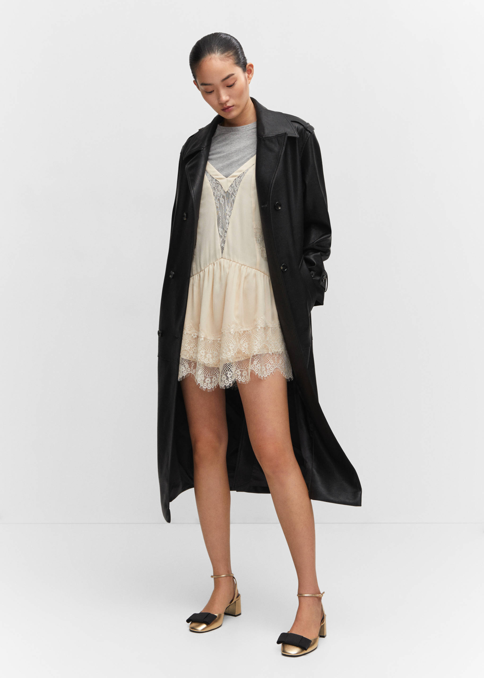 Trench oversize efecto piel - Plano general