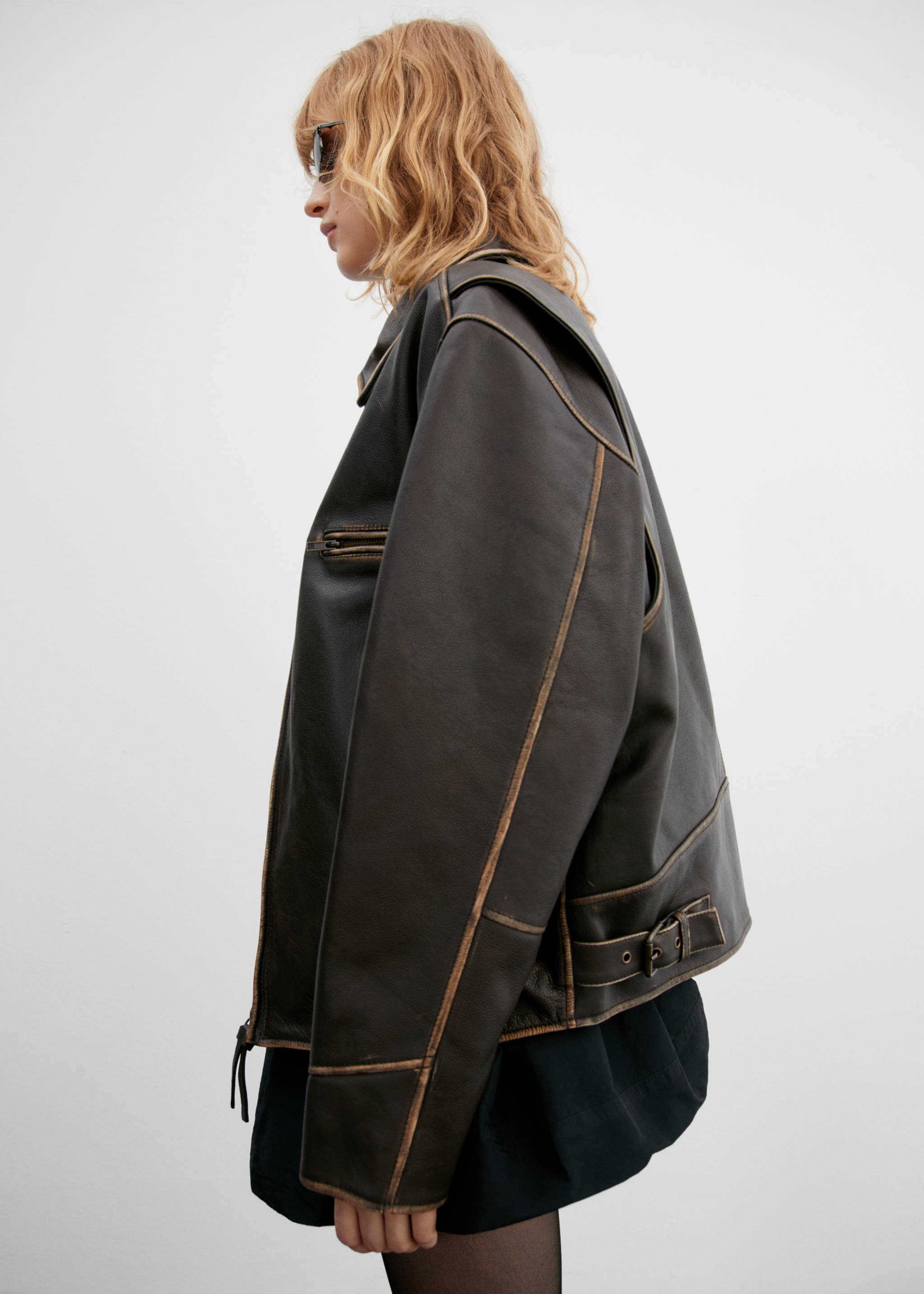 Oversized worn-effect leather jacket - Details of the article 2