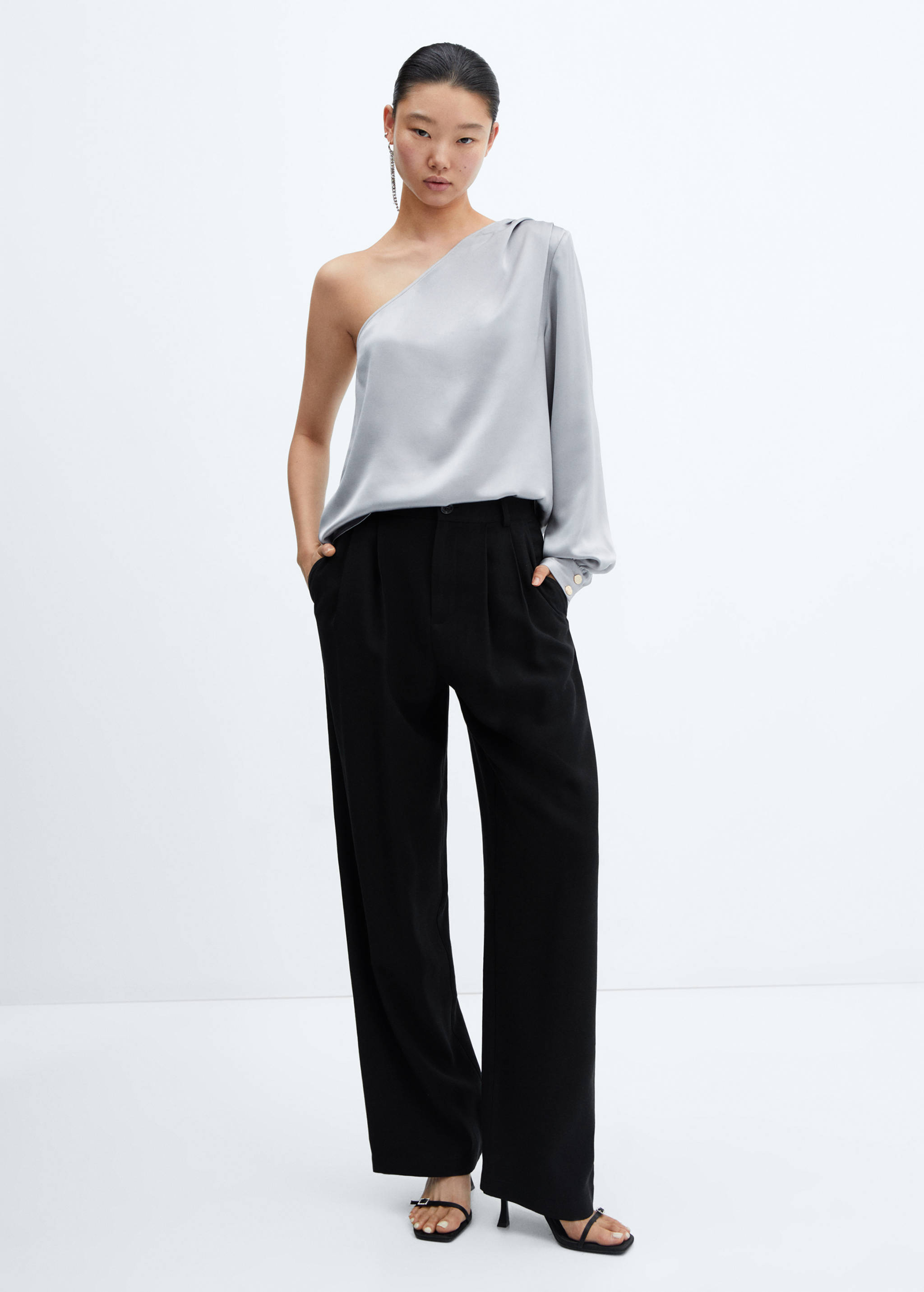 Off-the-shoulder blouse - General plane
