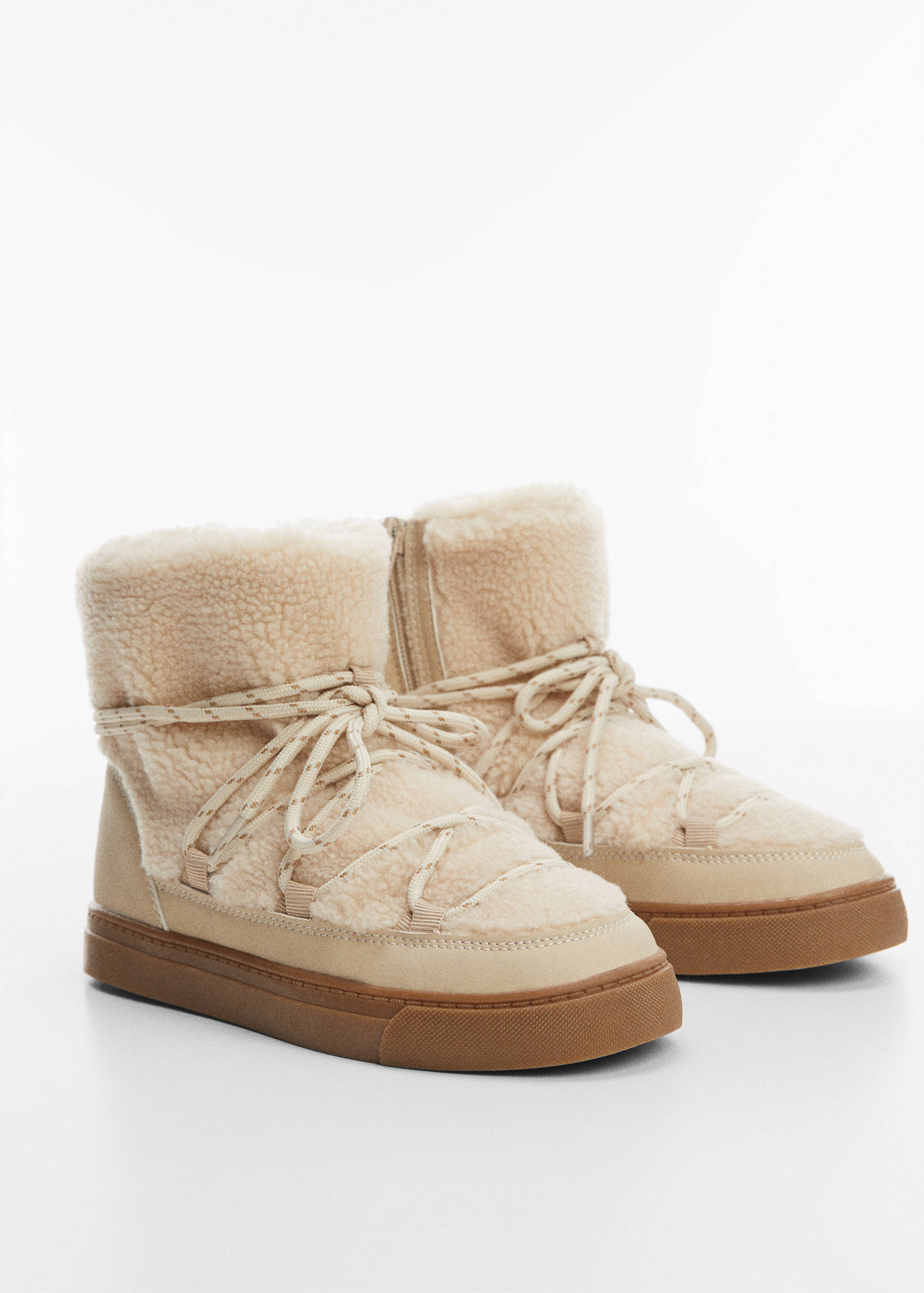 Bottines lacets imitation mouton retourné - Plan moyen