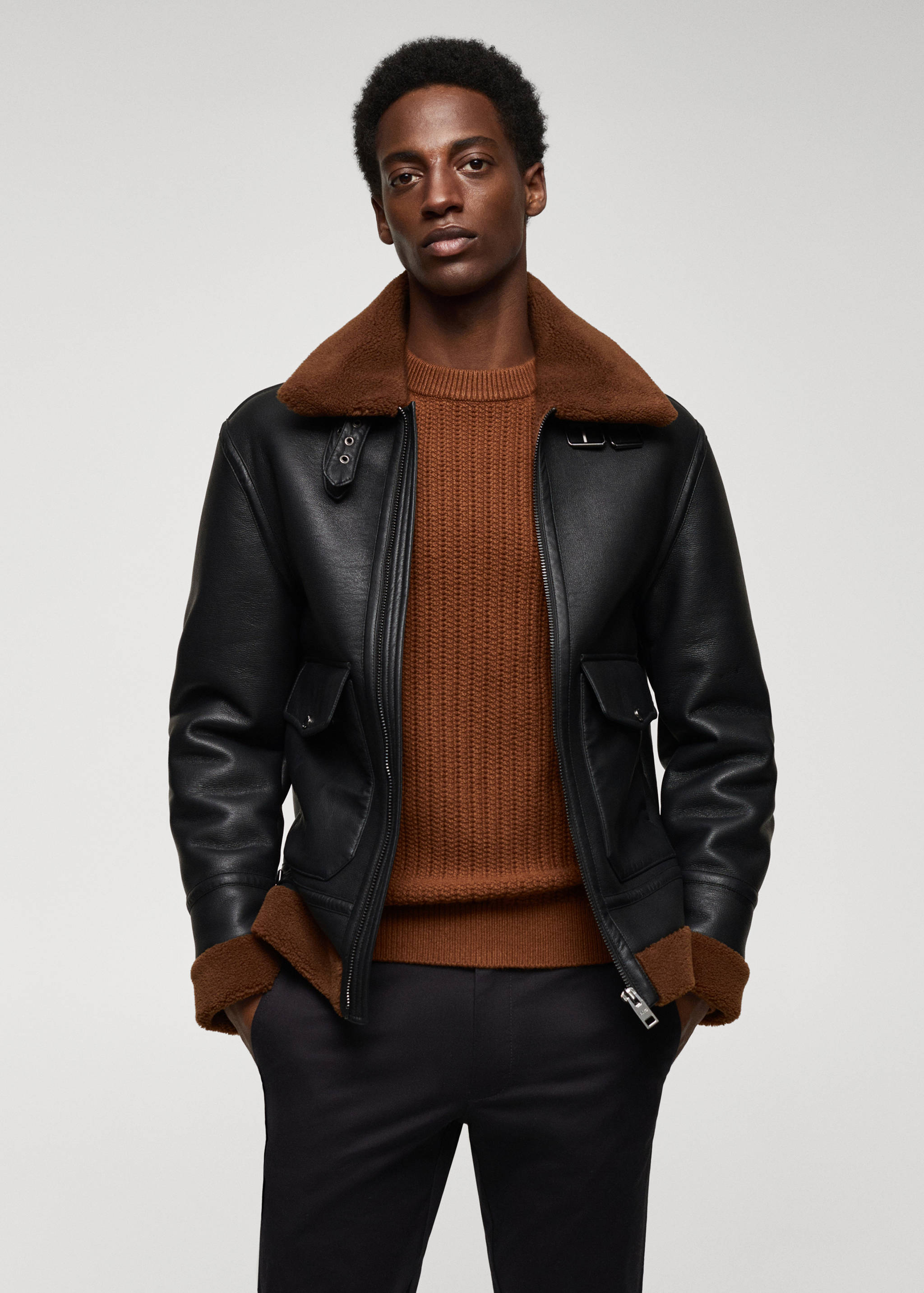 Двусторонняя куртка из искусственной кожи - Средний план