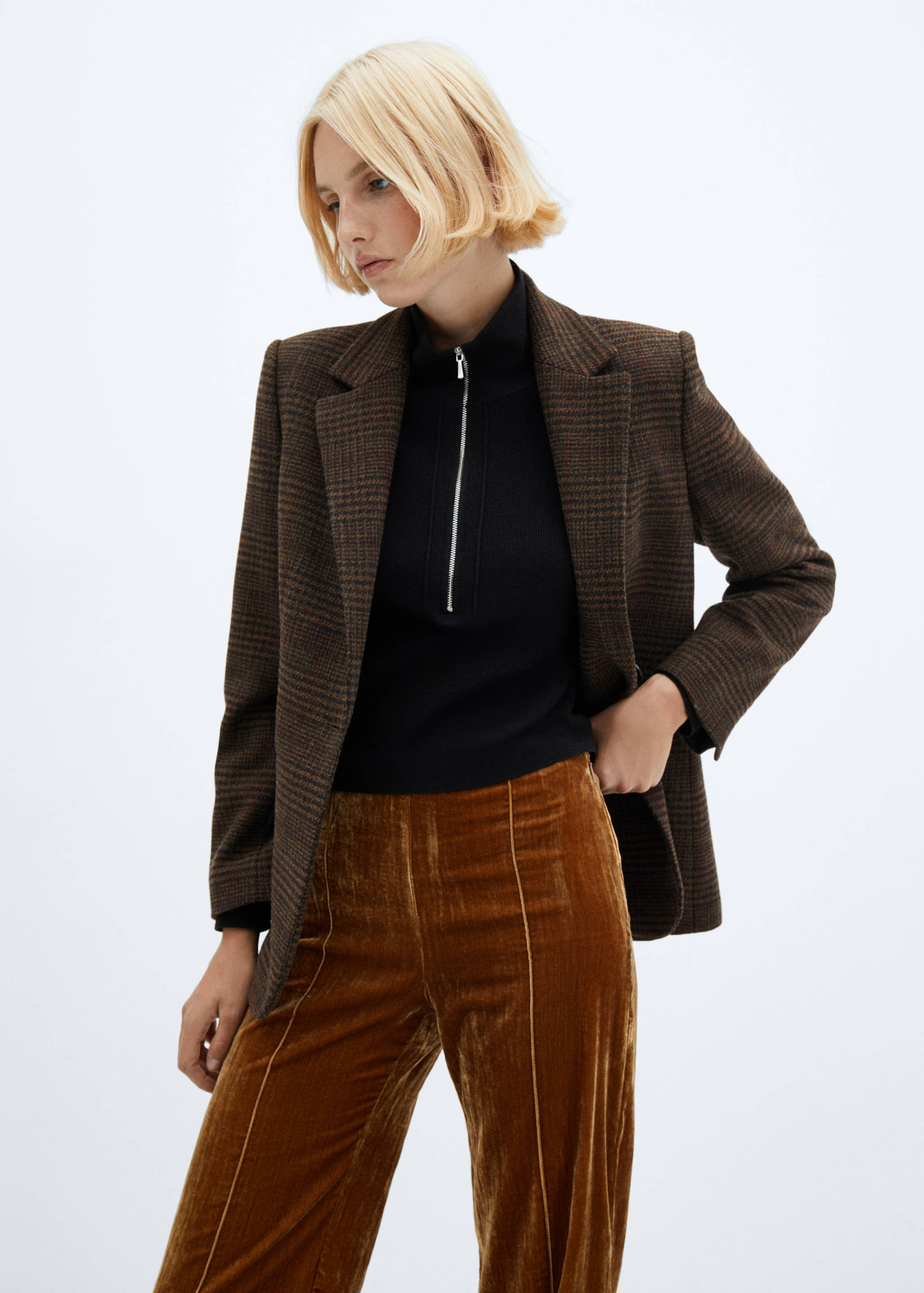 Прямой пиджак в клетку - Средний план