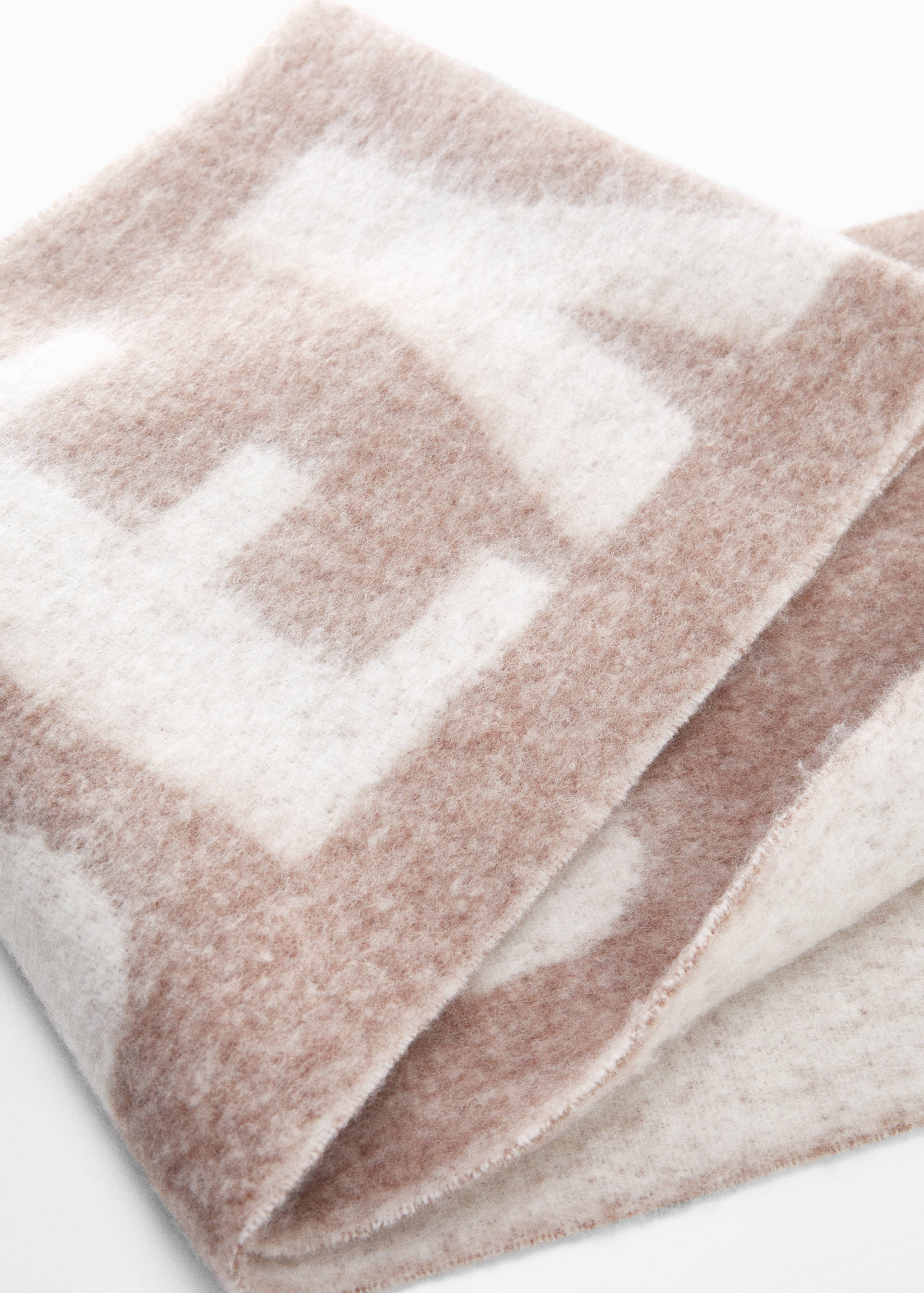 Fringed scarf with message - Details of the article 1