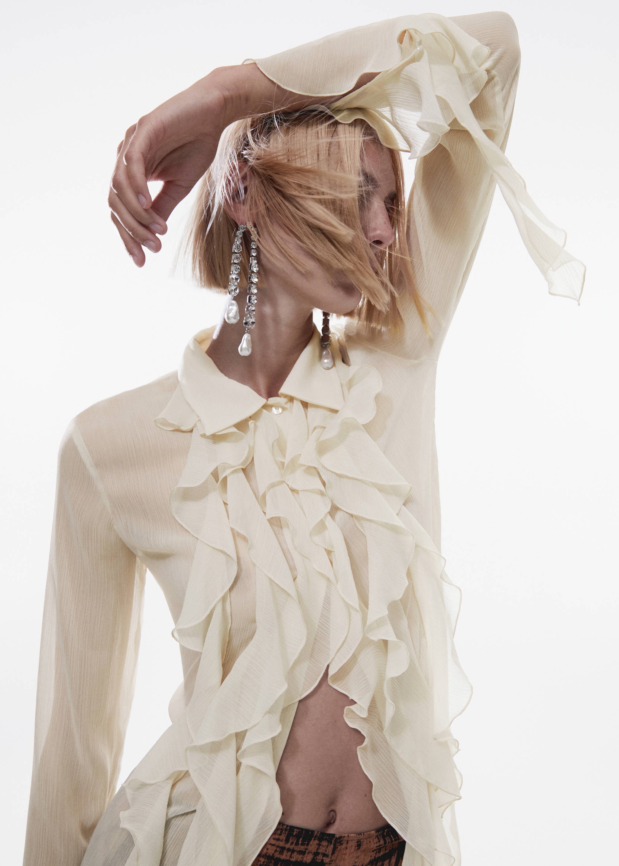 Рубашка из шифона с воланами - Средний план