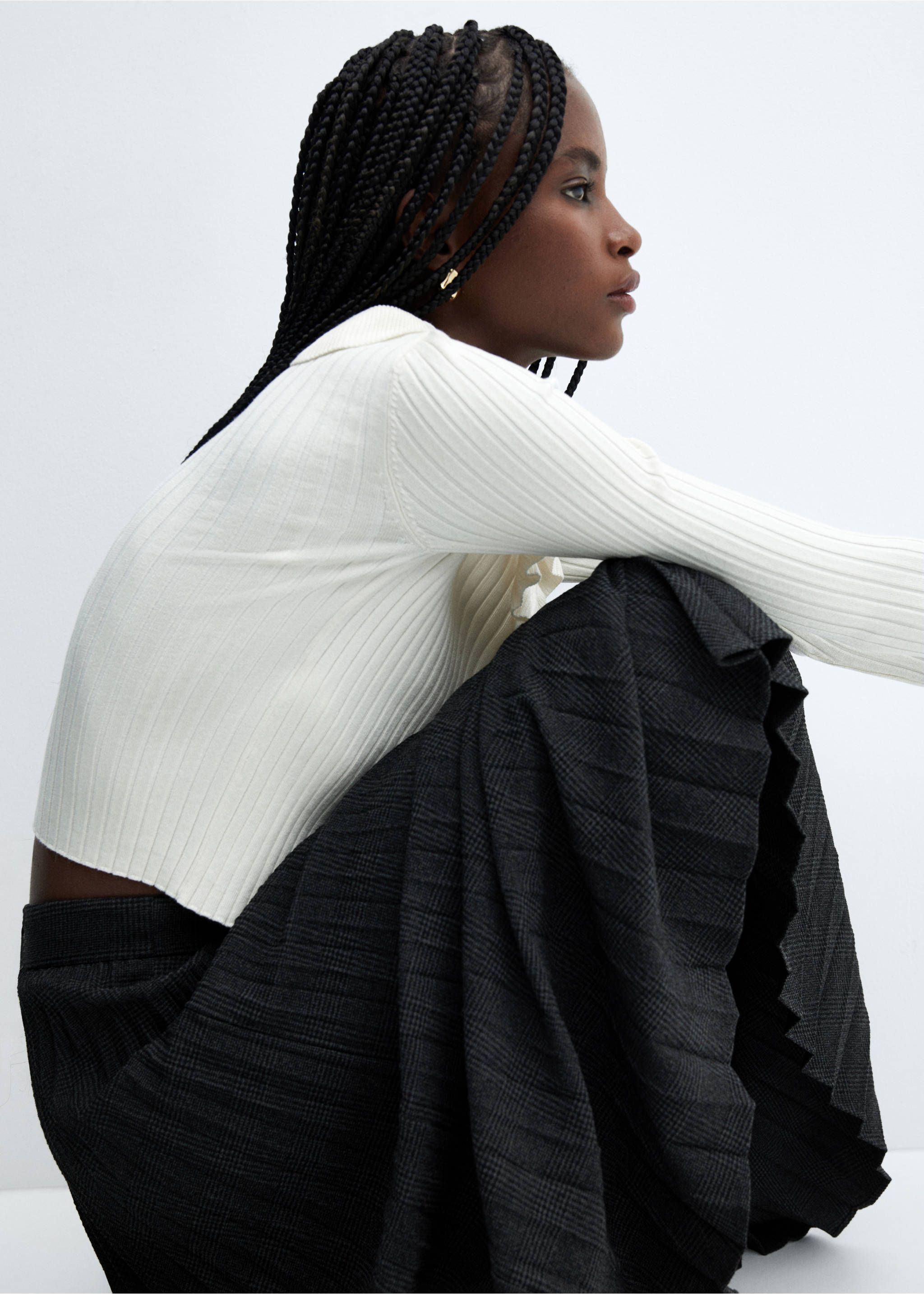 Checked pleated skirt - Details of the article 2, Black. Ref: 57058271-00.