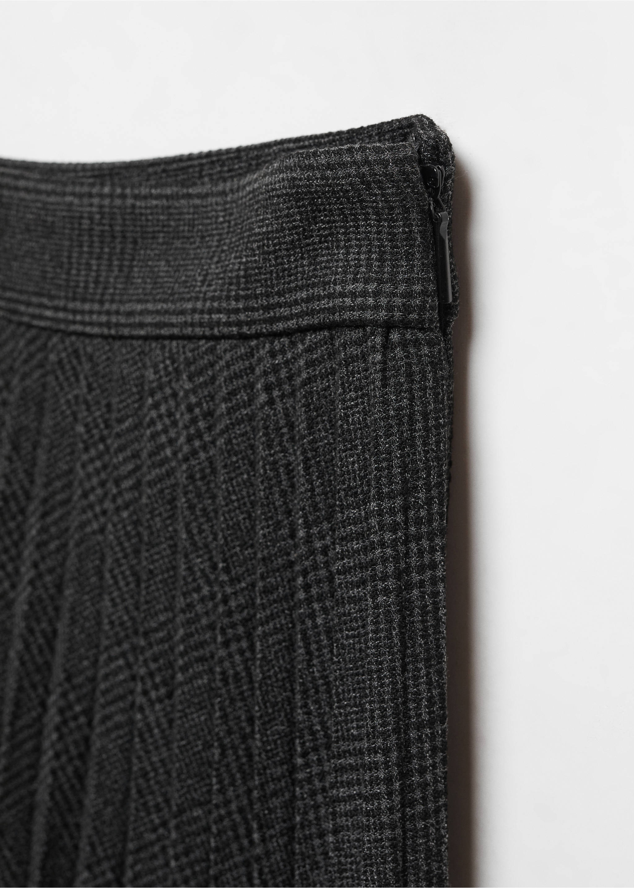 Checked pleated skirt - Details of the article 8, Black. Ref: 57058271-00.