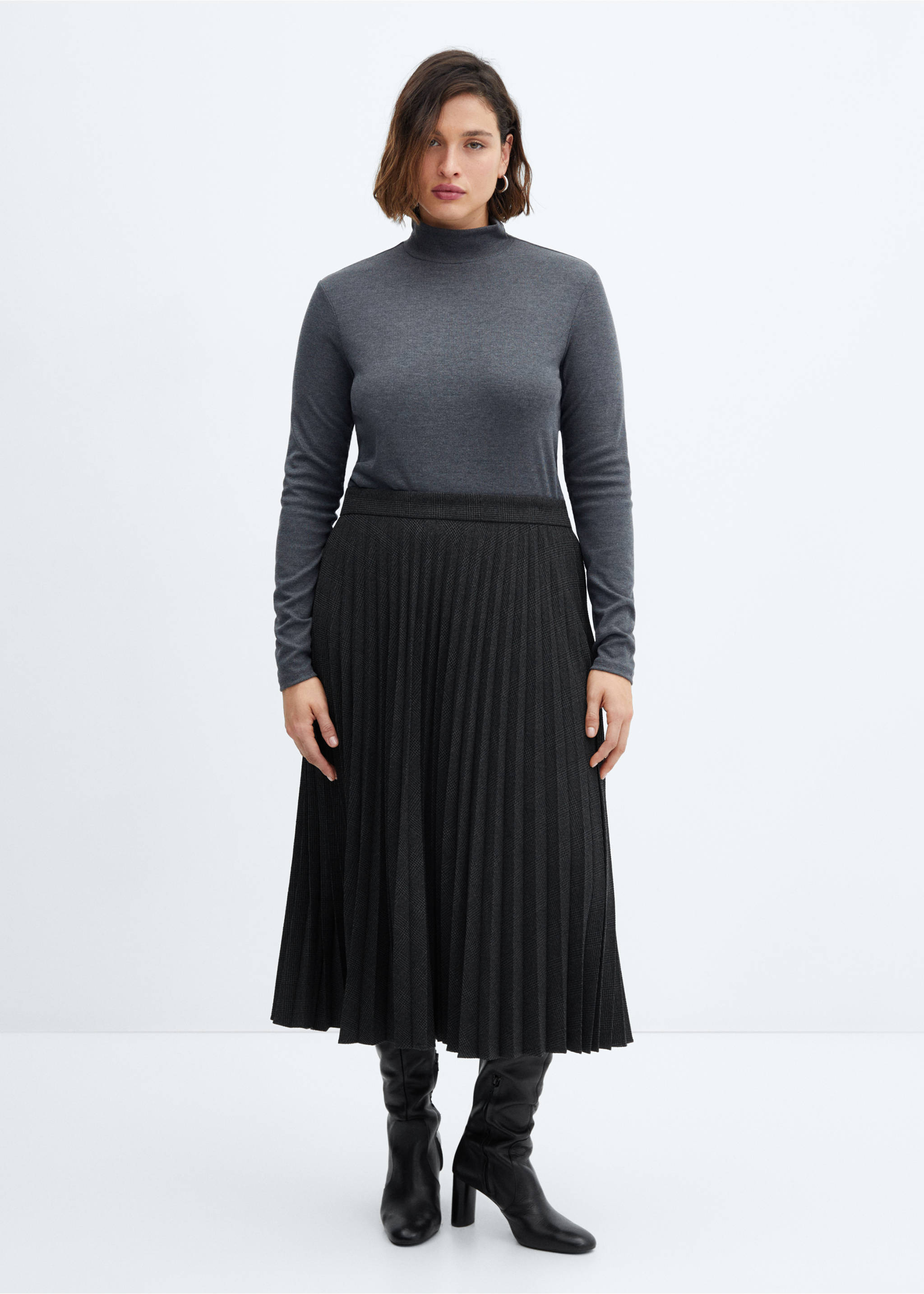 Checked pleated skirt - Details of the article 3, Black. Ref: 57058271-00.