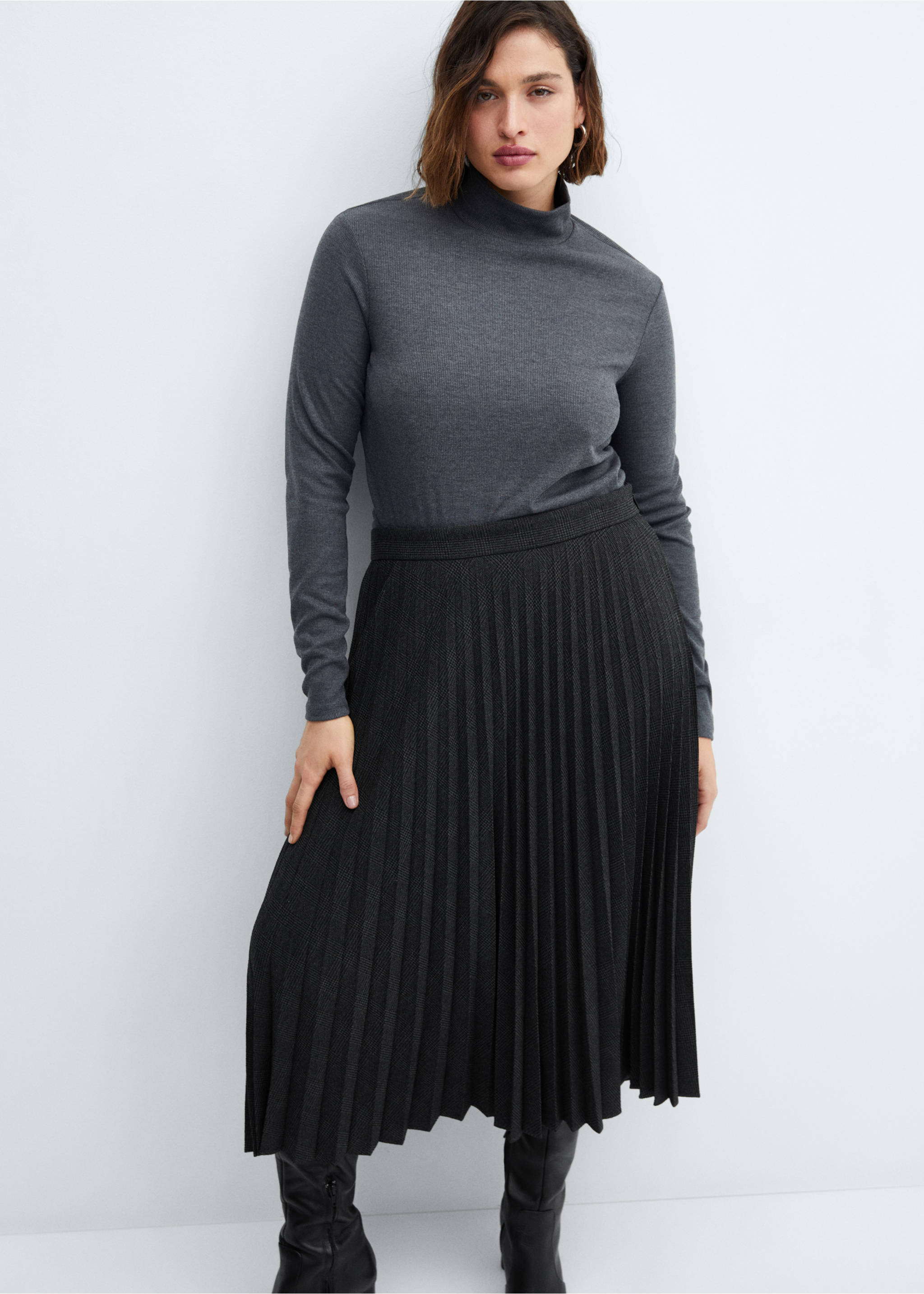 Checked pleated skirt - Details of the article 4, Black. Ref: 57058271-00.