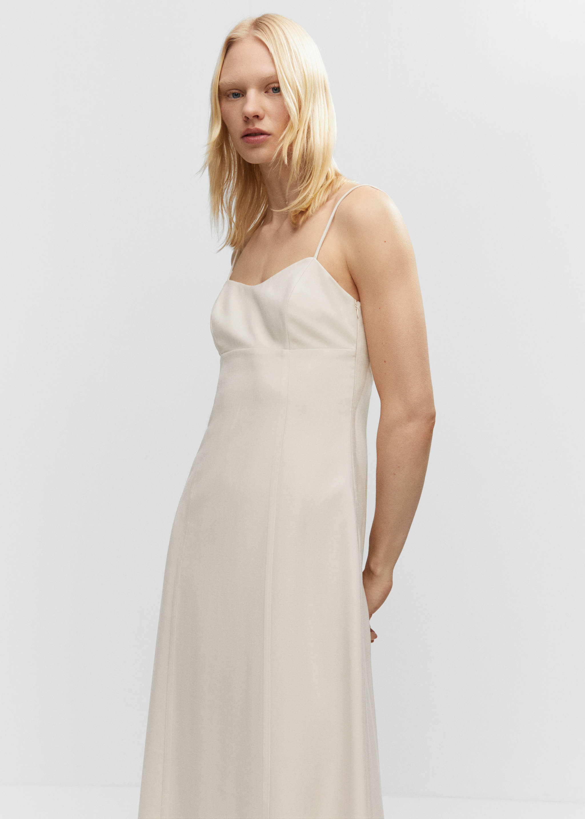 Robe midi décolletée - Plan moyen