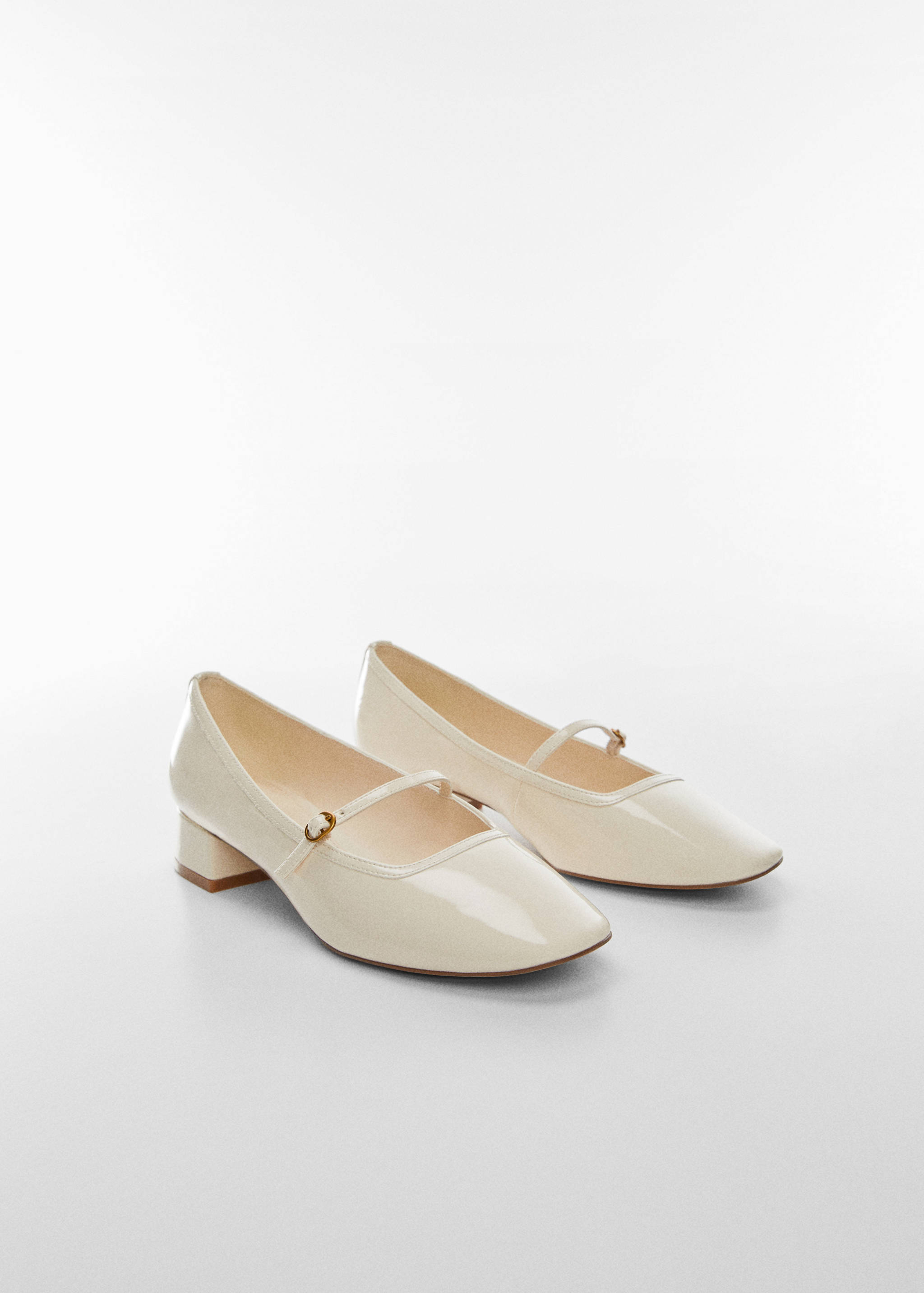 Chaussures talon boucle - Plan moyen