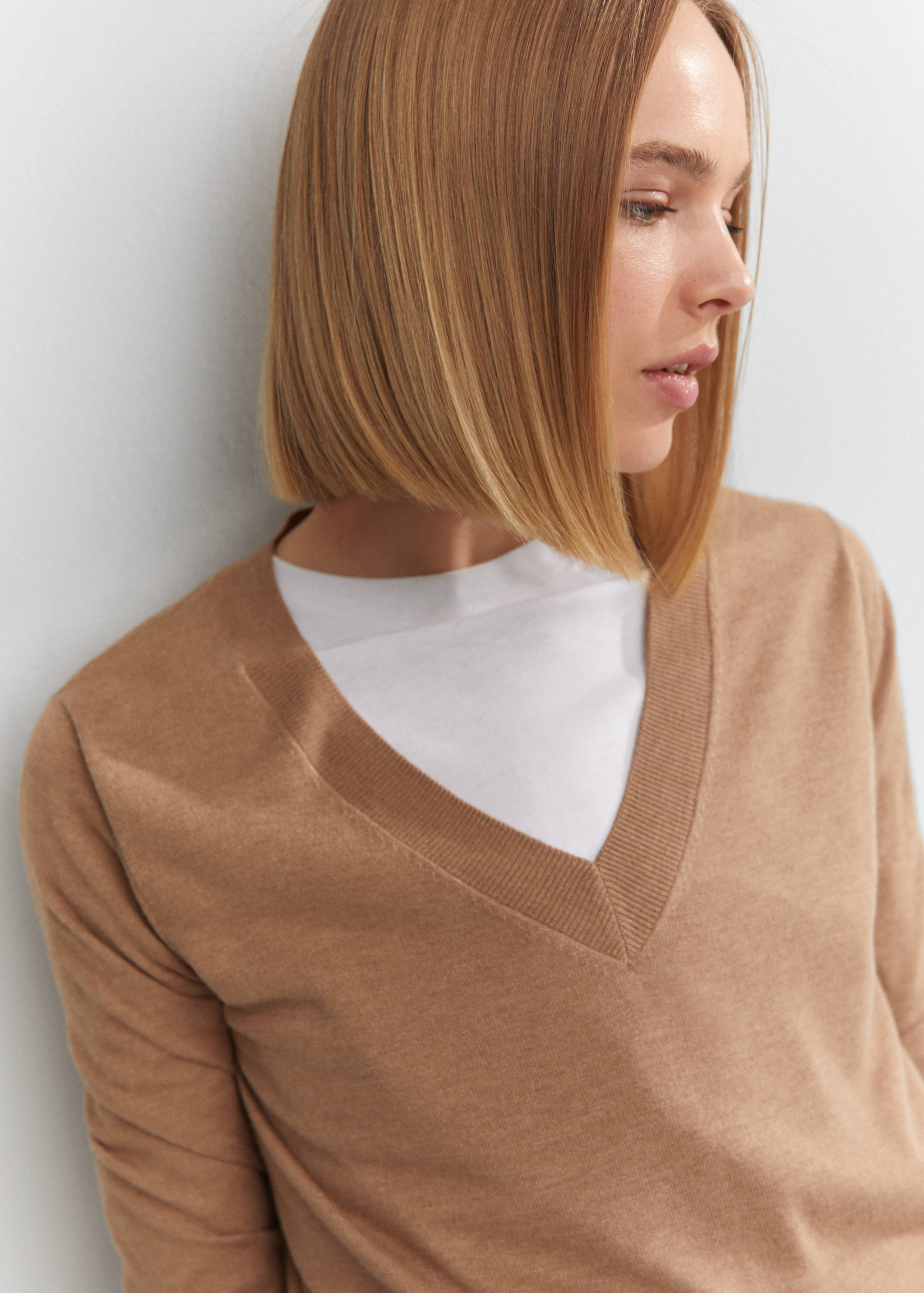 Fine-knit V-neck sweater - Details of the article 1