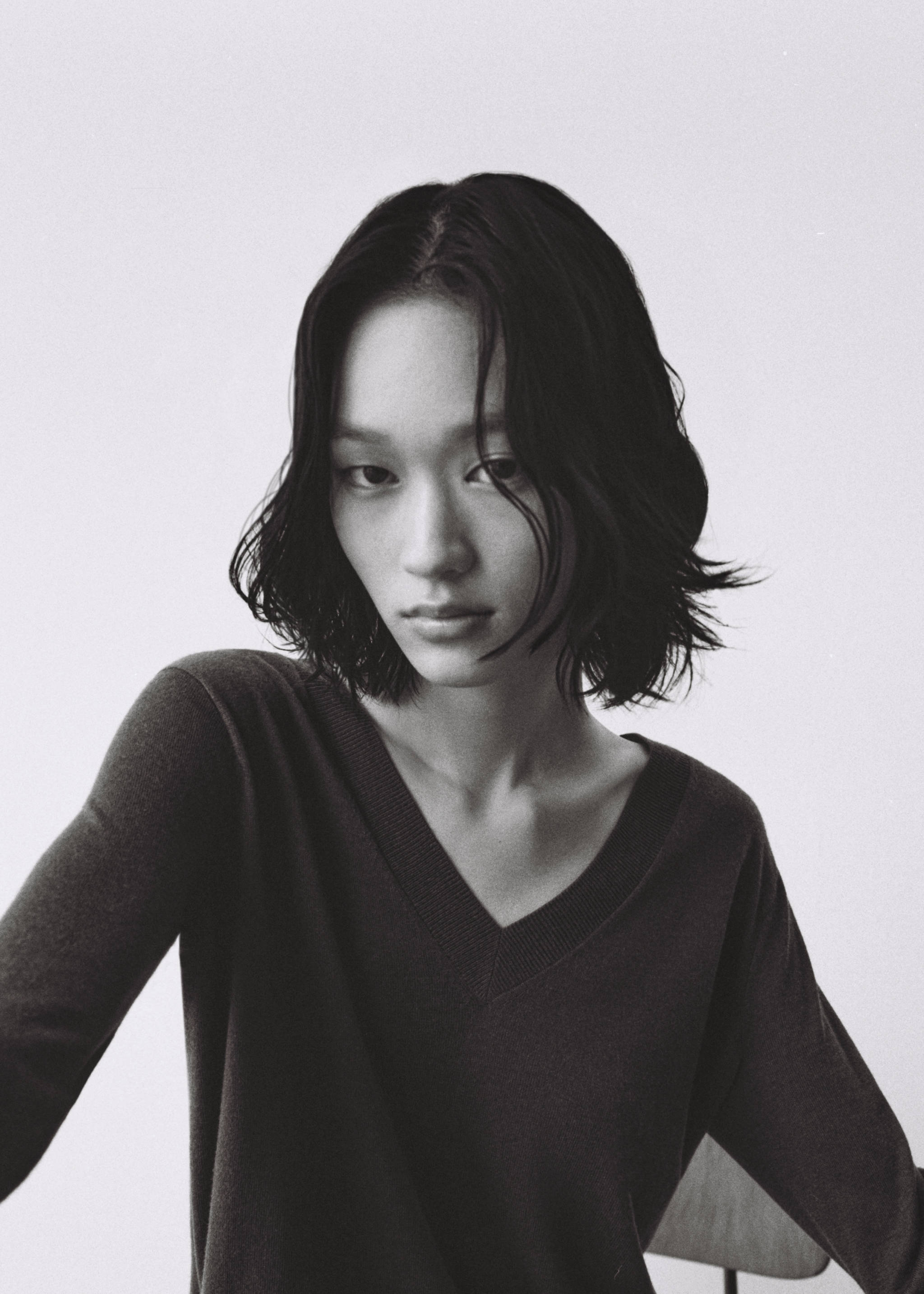 Fine-knit V-neck sweater - Details of the article 6