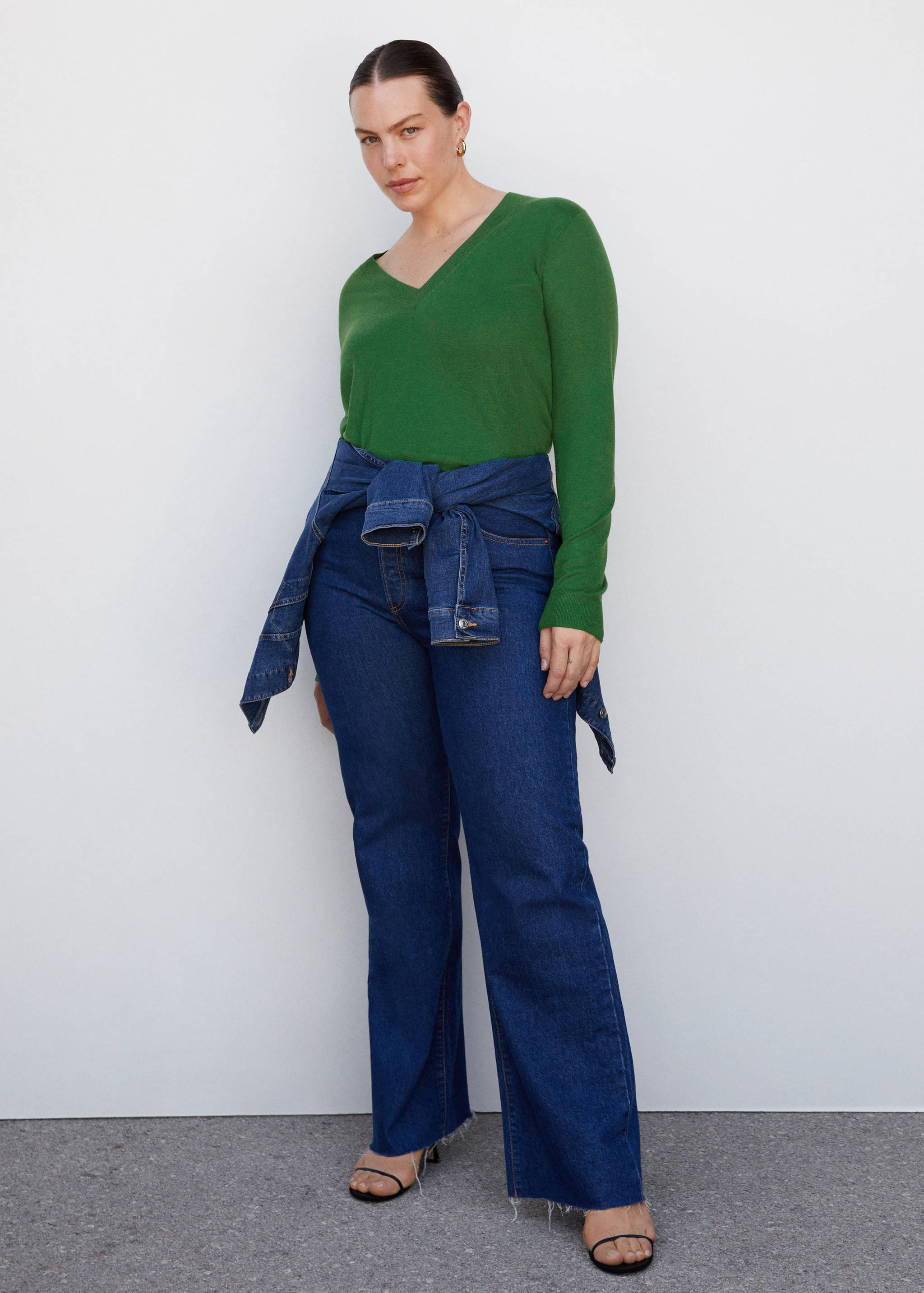 Fine-knit V-neck sweater - Details of the article 3