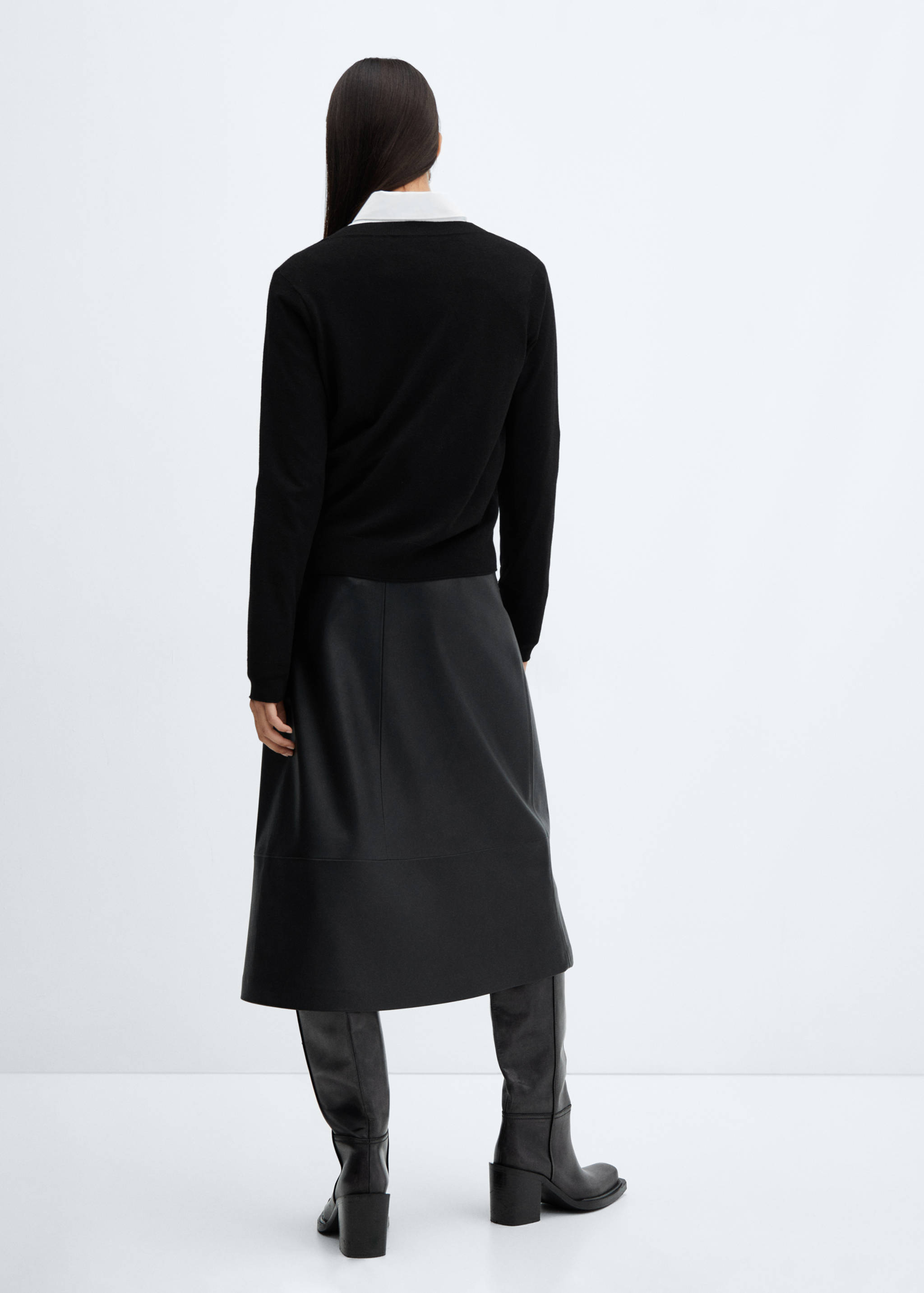 Fine-knit V-neck sweater - Reverse of the article