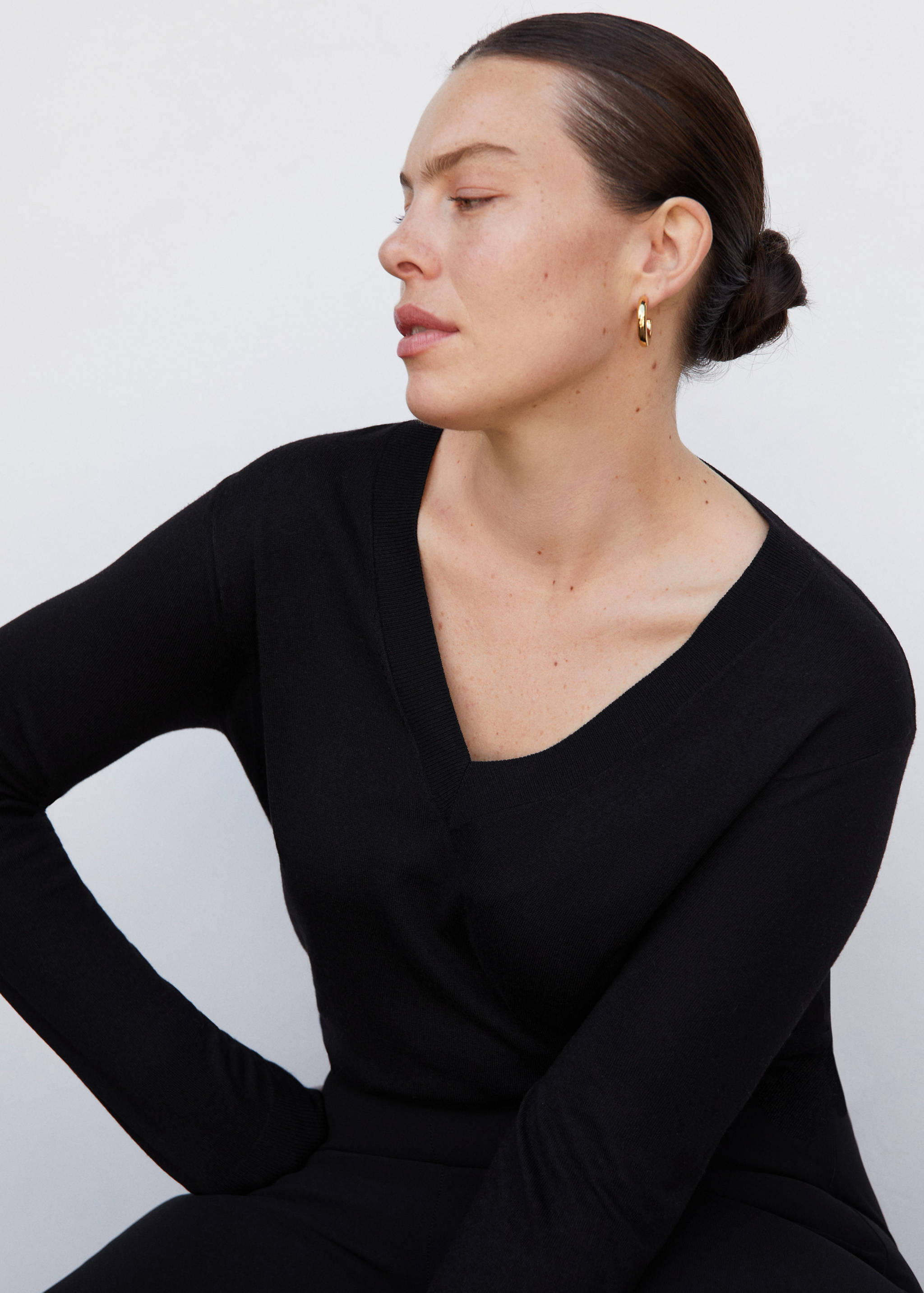 Fine-knit V-neck sweater - Details of the article 4