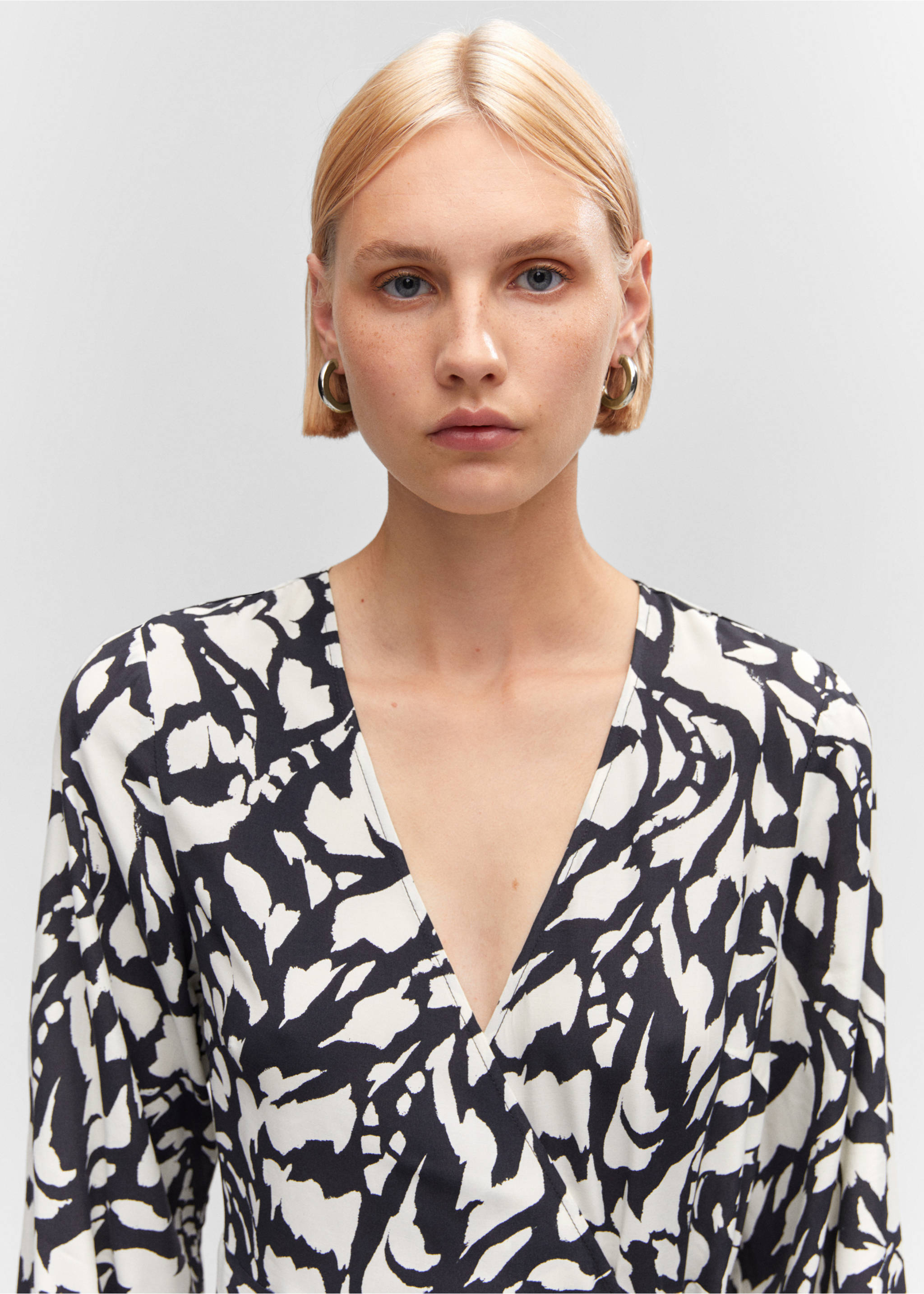 Print wrap dress - Details of the article 1, Black. Ref: 57064409-00.