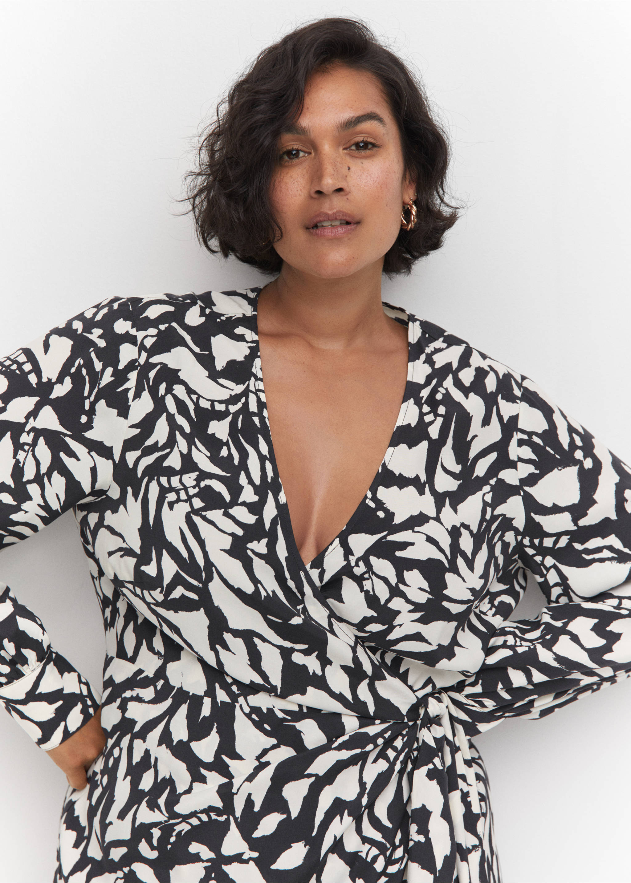Print wrap dress - Details of the article 4, Black. Ref: 57064409-00.