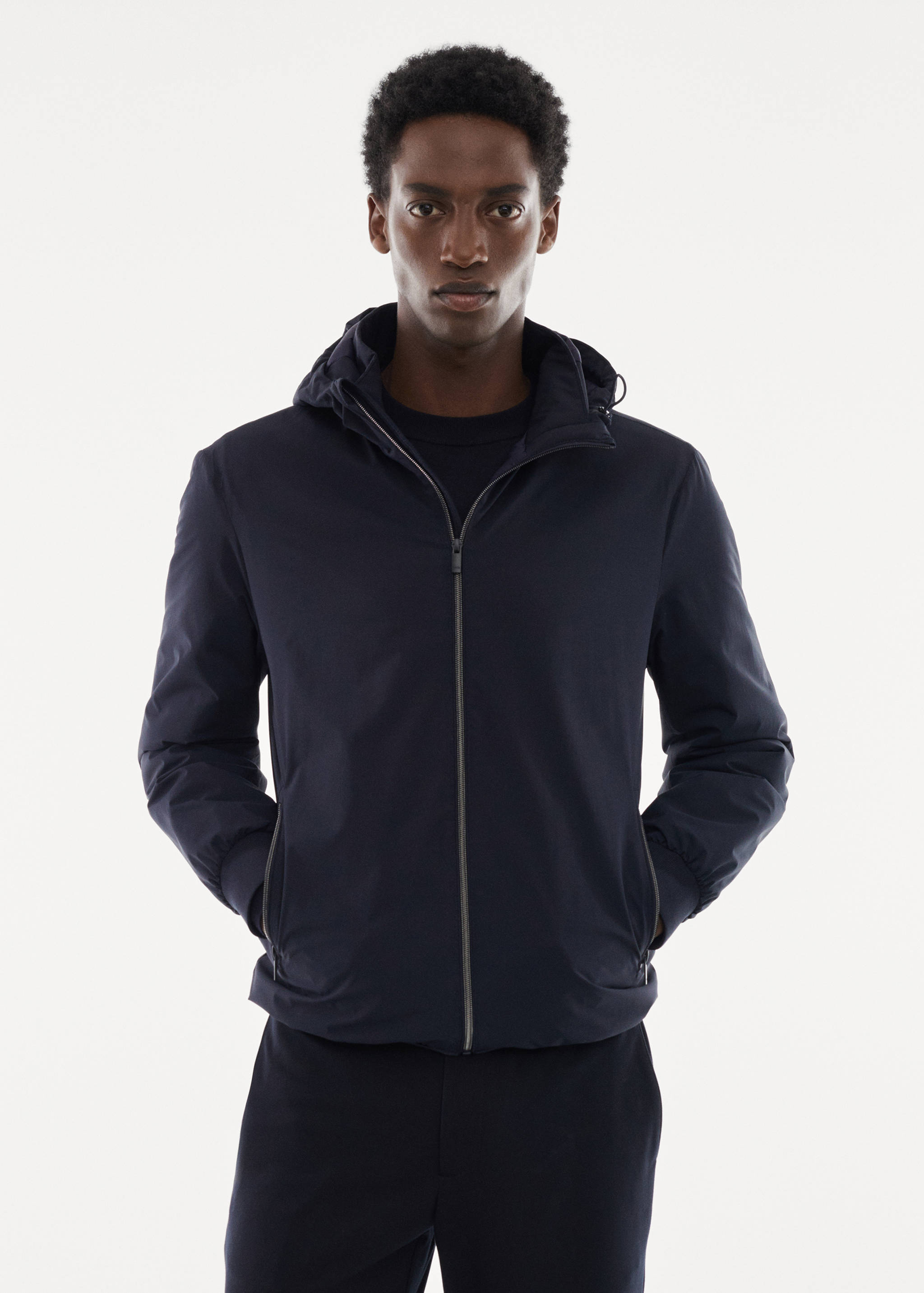 Стеганая водоотталкивающая куртка с капюшоном - Средний план