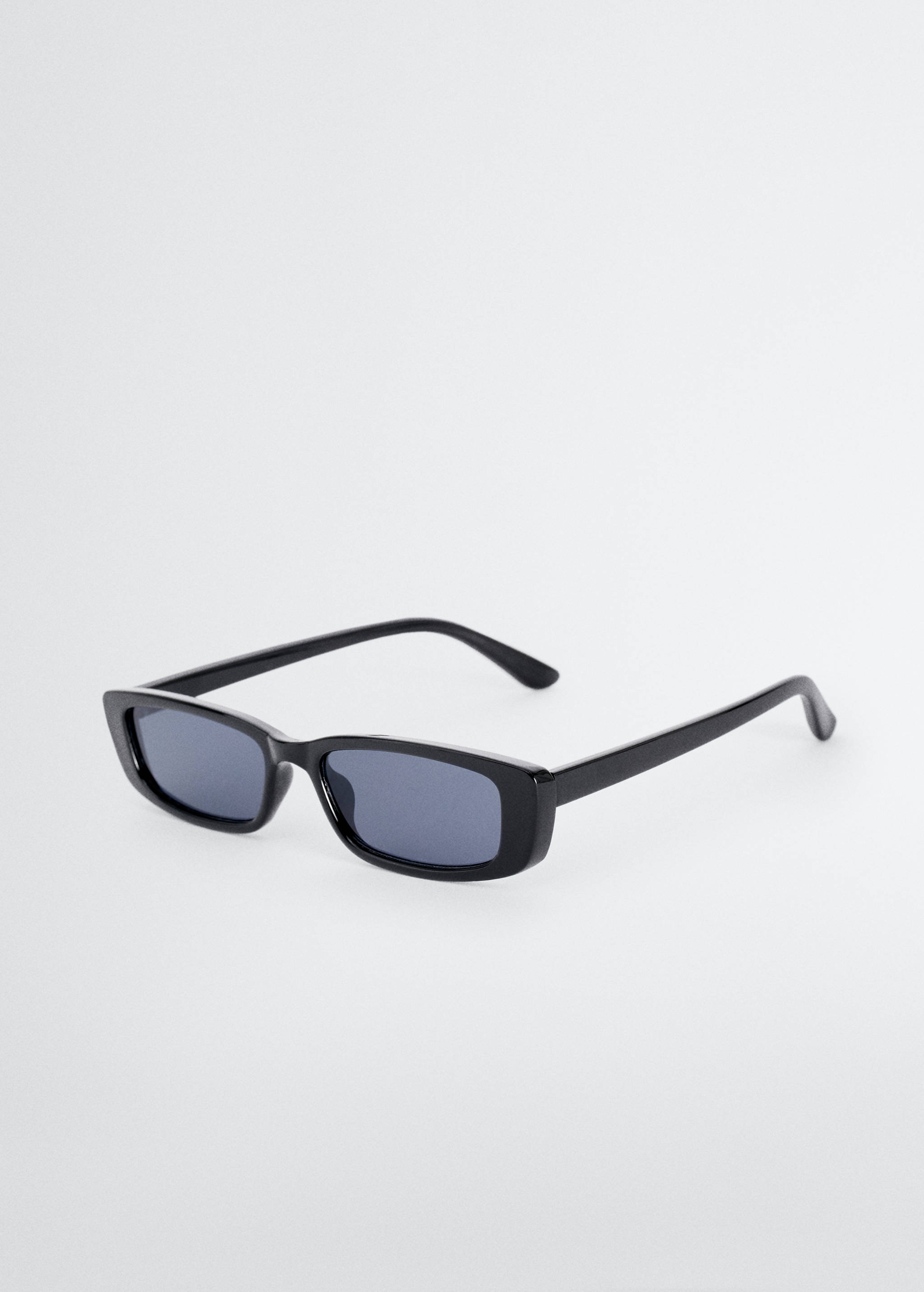 Солнцезащитные очки в стиле ретро - Средний план