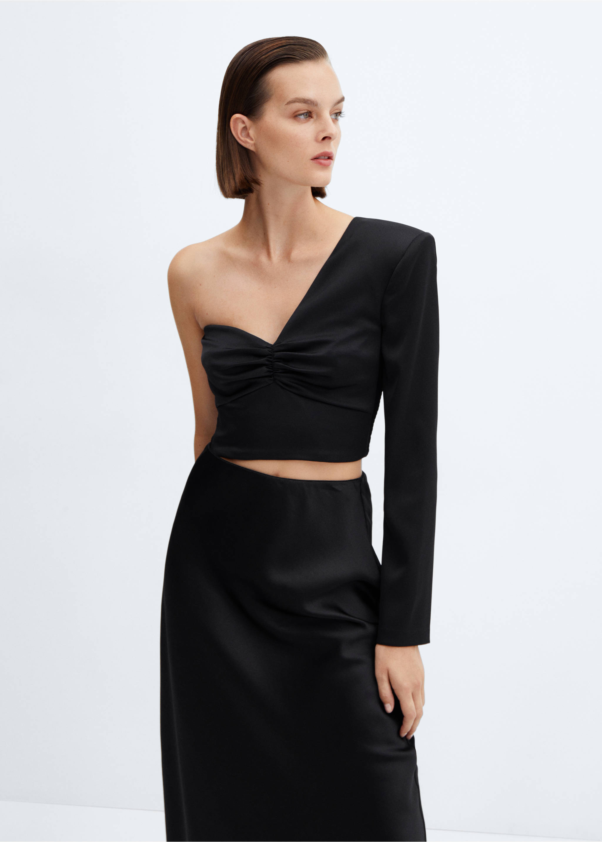 Blusa crop asimétrica - Plano medio, Negro. Ref: 57069105-00.