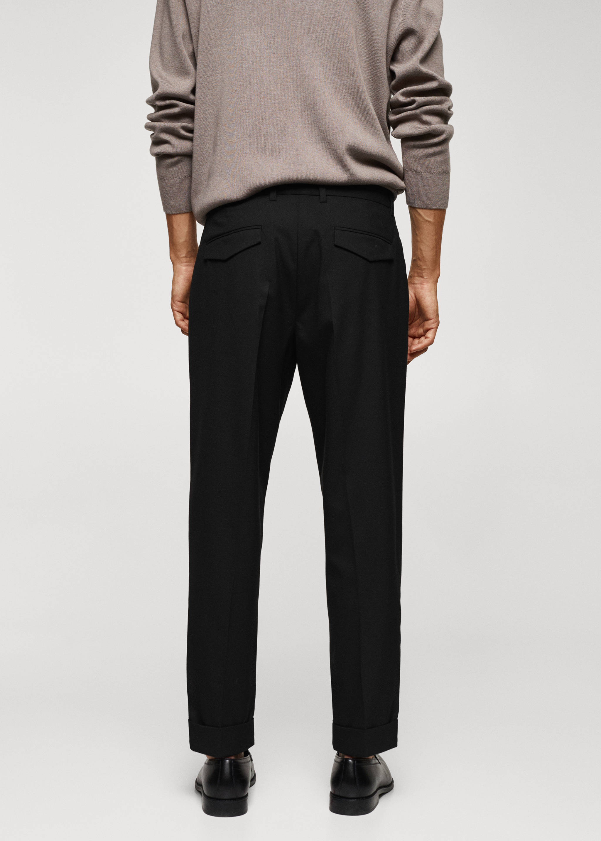 Брюки с защипами и отворотами - Обратная сторона изделия