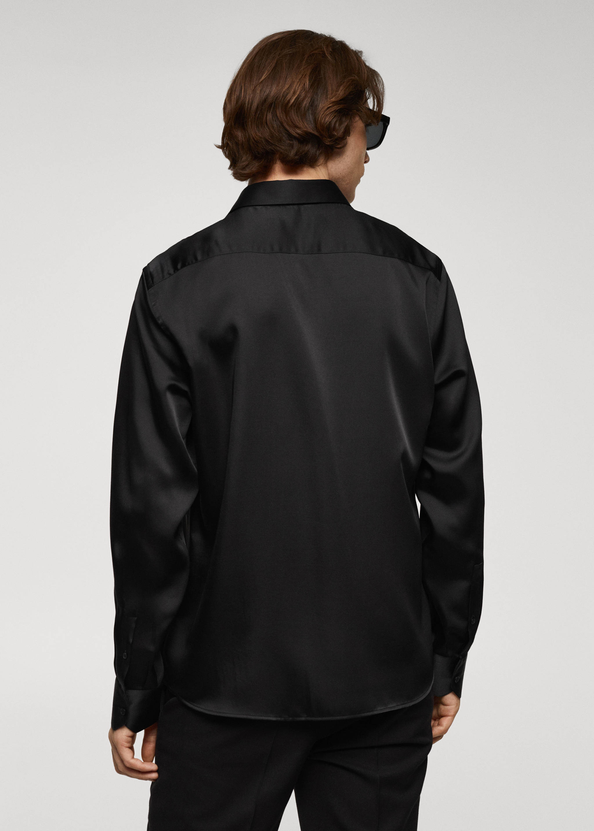 Soepelvallende satijnen blouse - Achterkant van het artikel