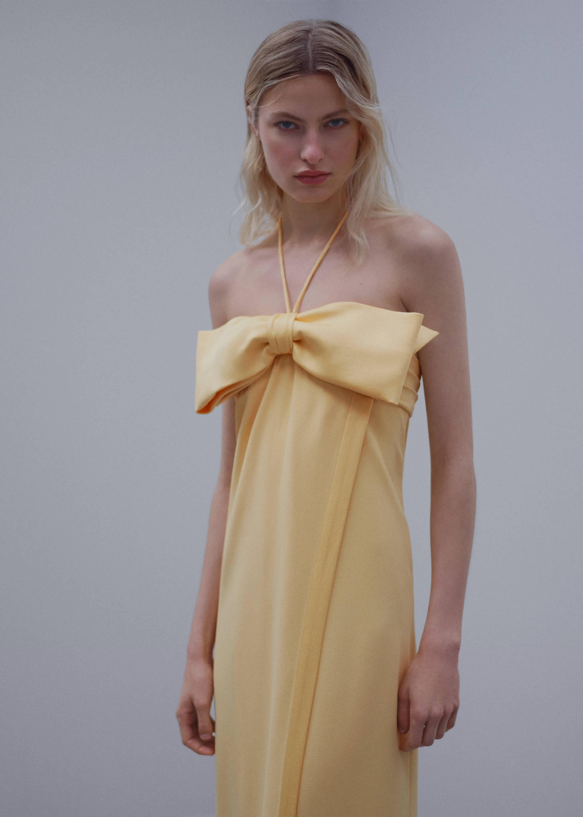 Robe cache-cœur col nœud - Plan moyen