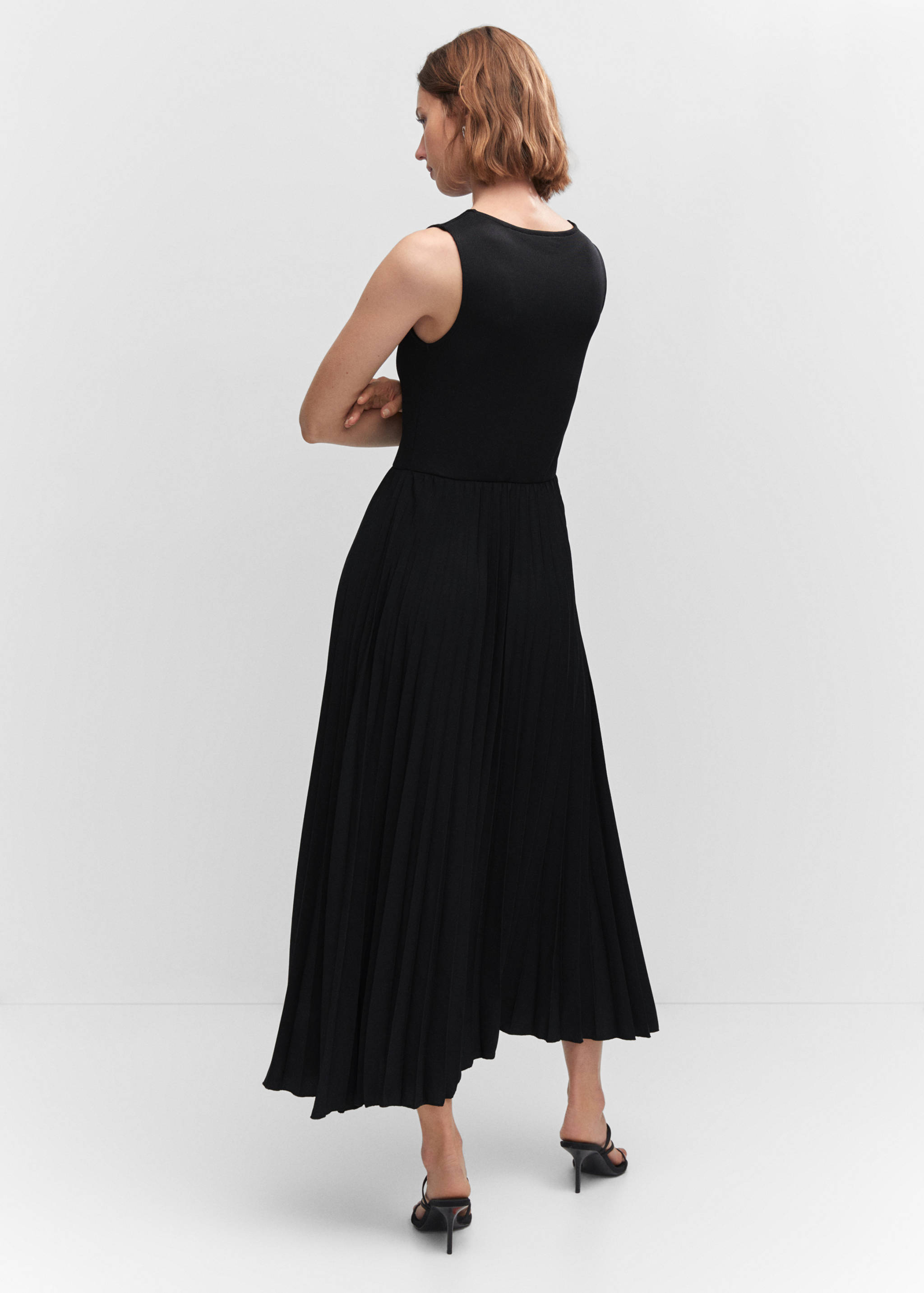 Ribbed dress with pleated skirt - Reverse of the article