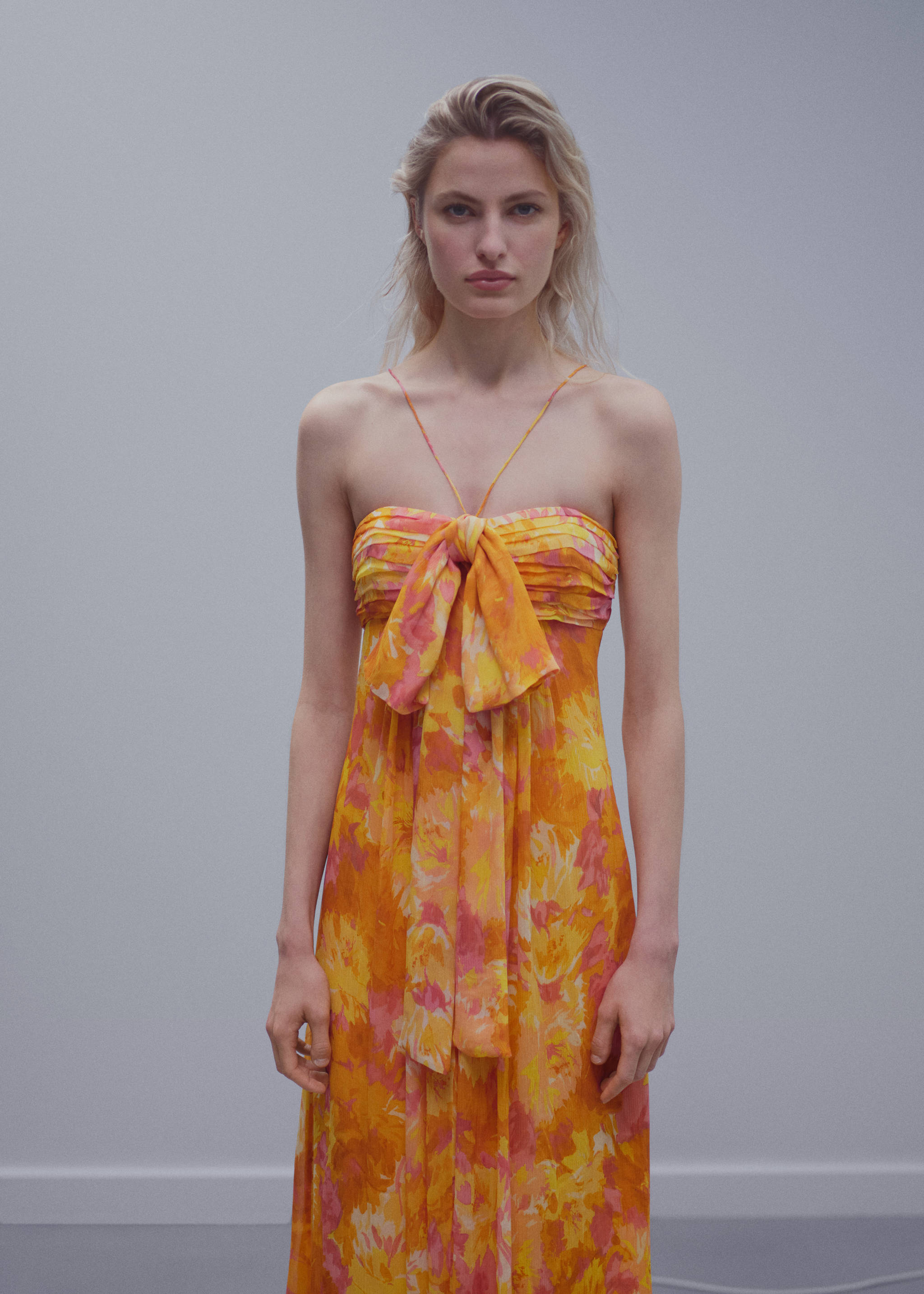 Pleated dress with bow neckline - Medium plane, Pastel Orange. Ref: 57071182-00.