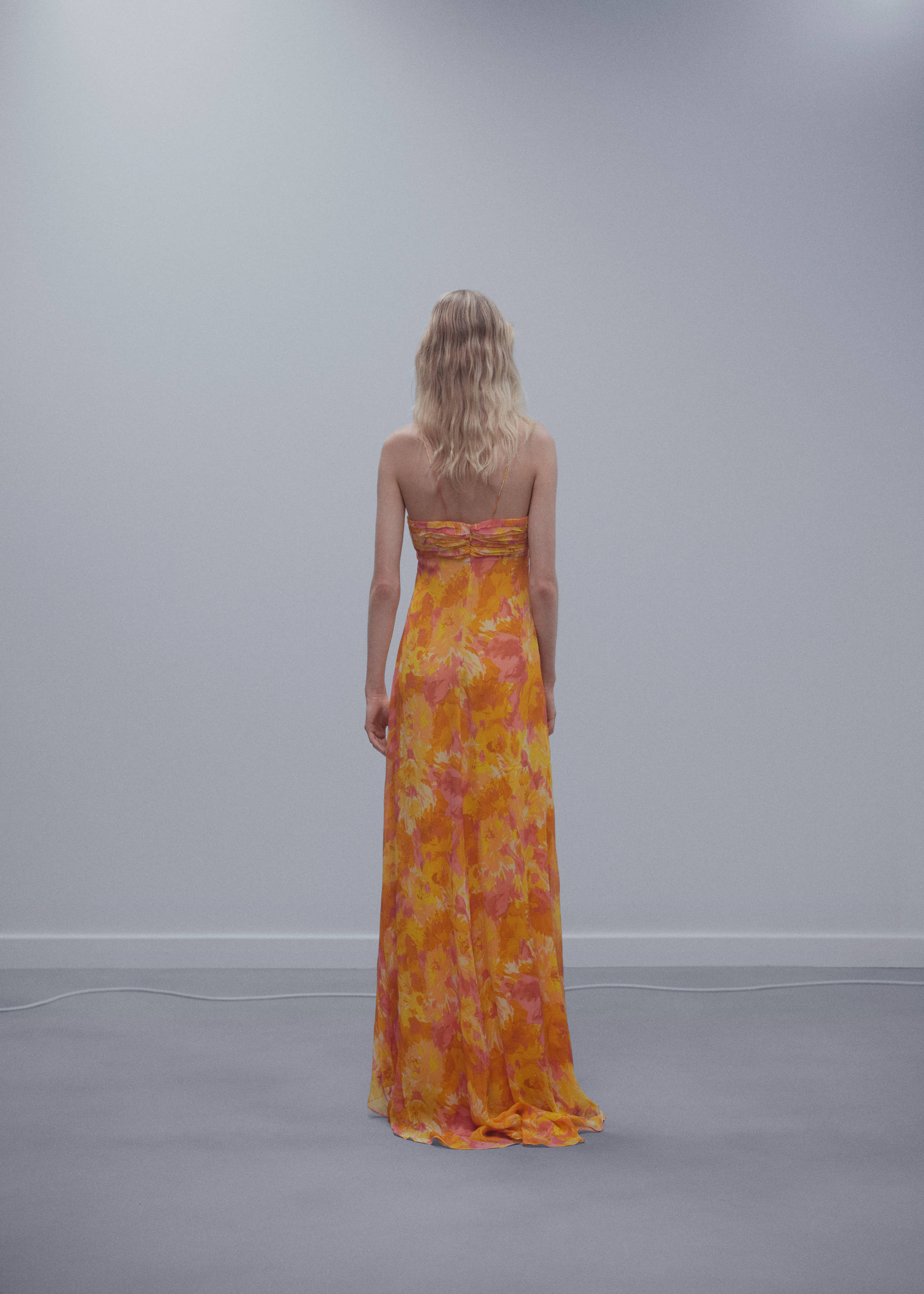 Pleated dress with bow neckline - Reverse of the article, Pastel Orange. Ref: 57071182-00.