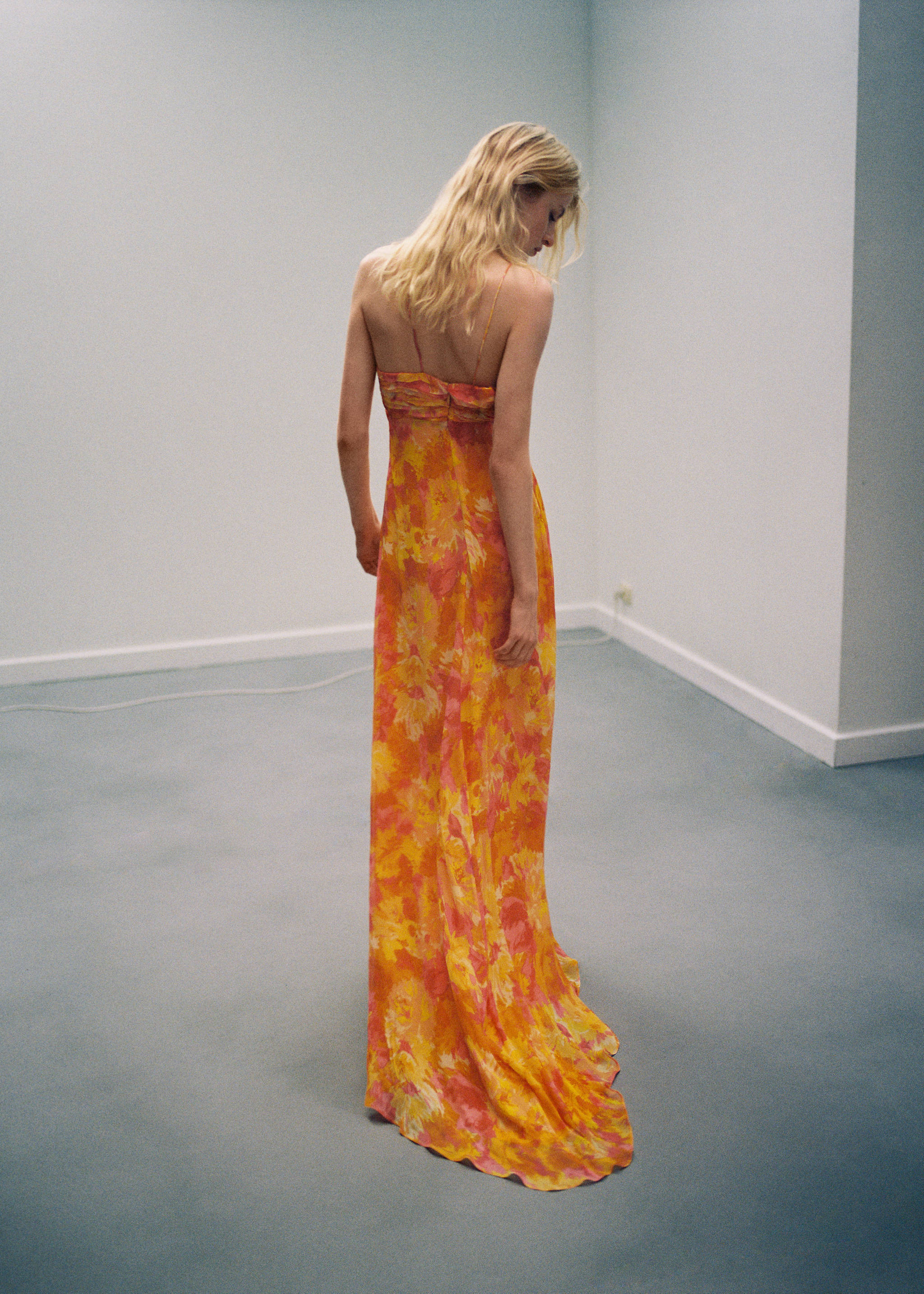 Pleated dress with bow neckline - Details of the article 3, Pastel Orange. Ref: 57071182-00.