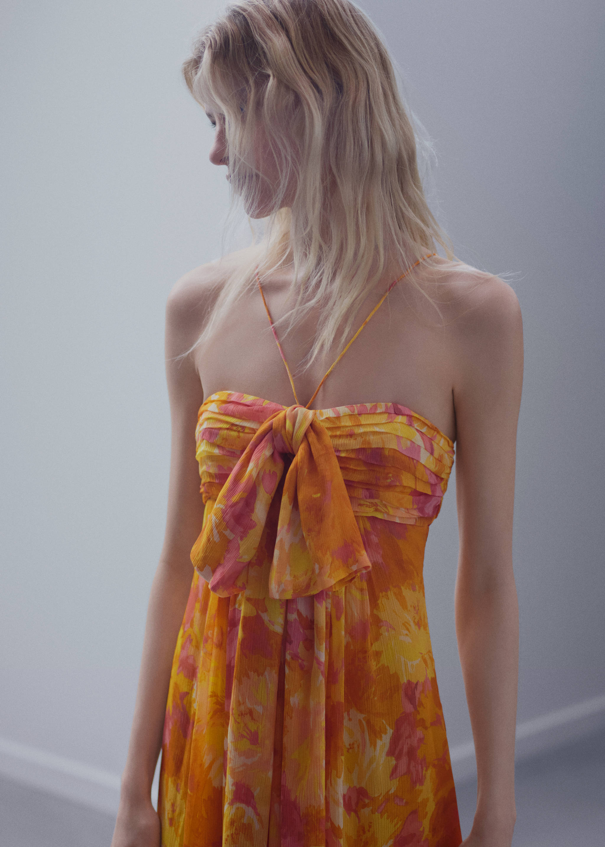 Pleated dress with bow neckline - Details of the article 2, Pastel Orange. Ref: 57071182-00.