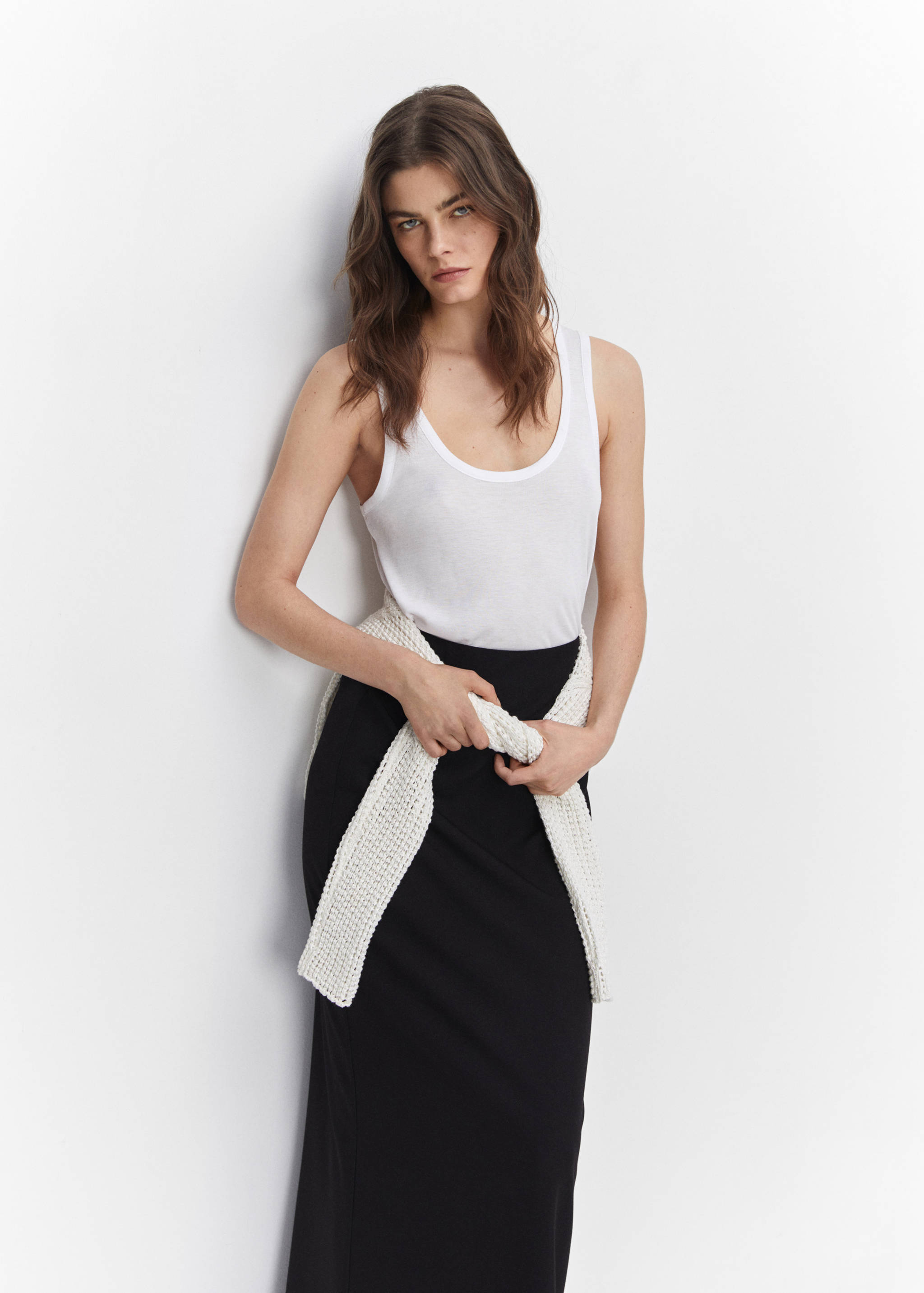 Струящийся топ на бретелях - Средний план