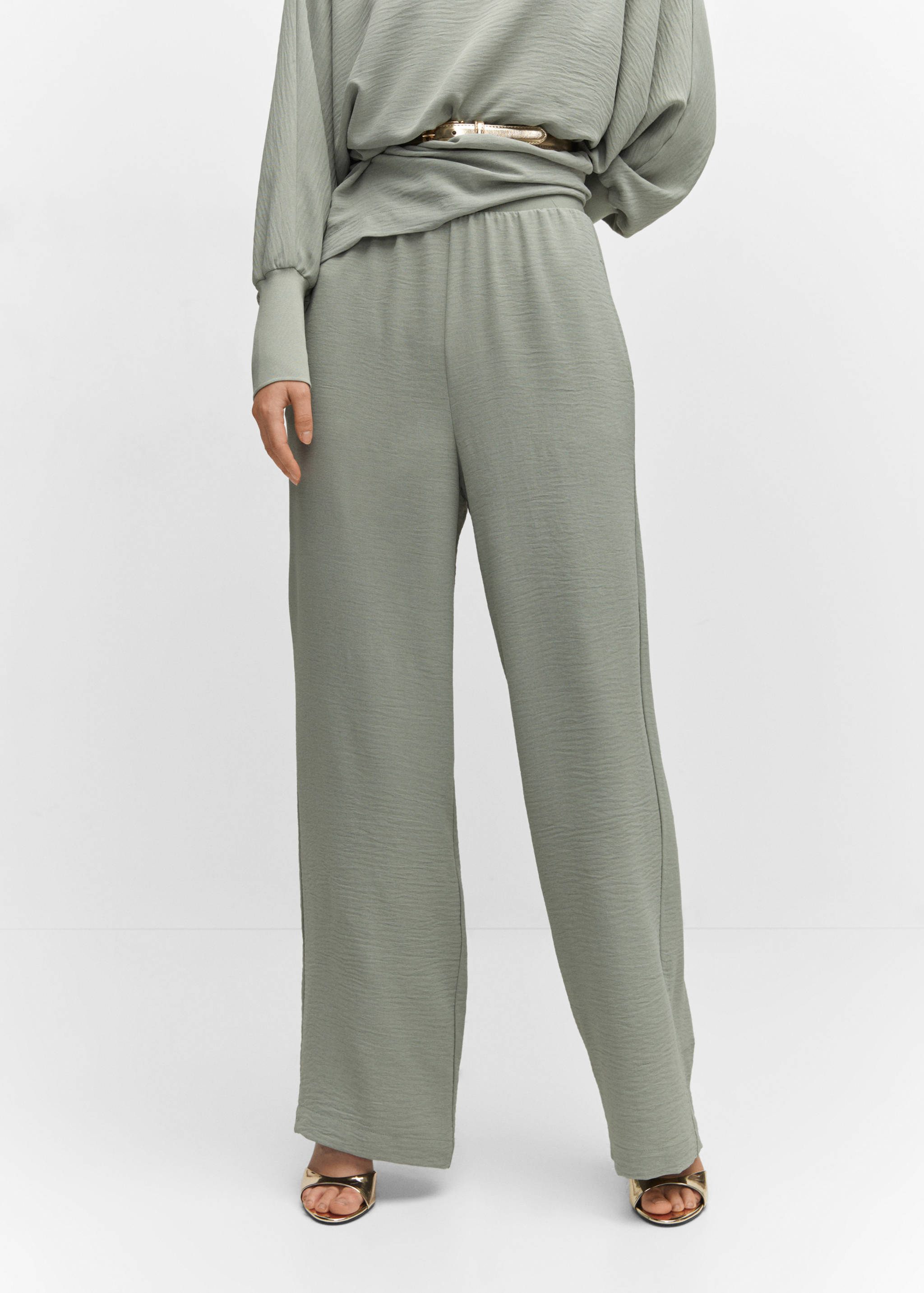 Брюки-джоггеры с карманами - Средний план