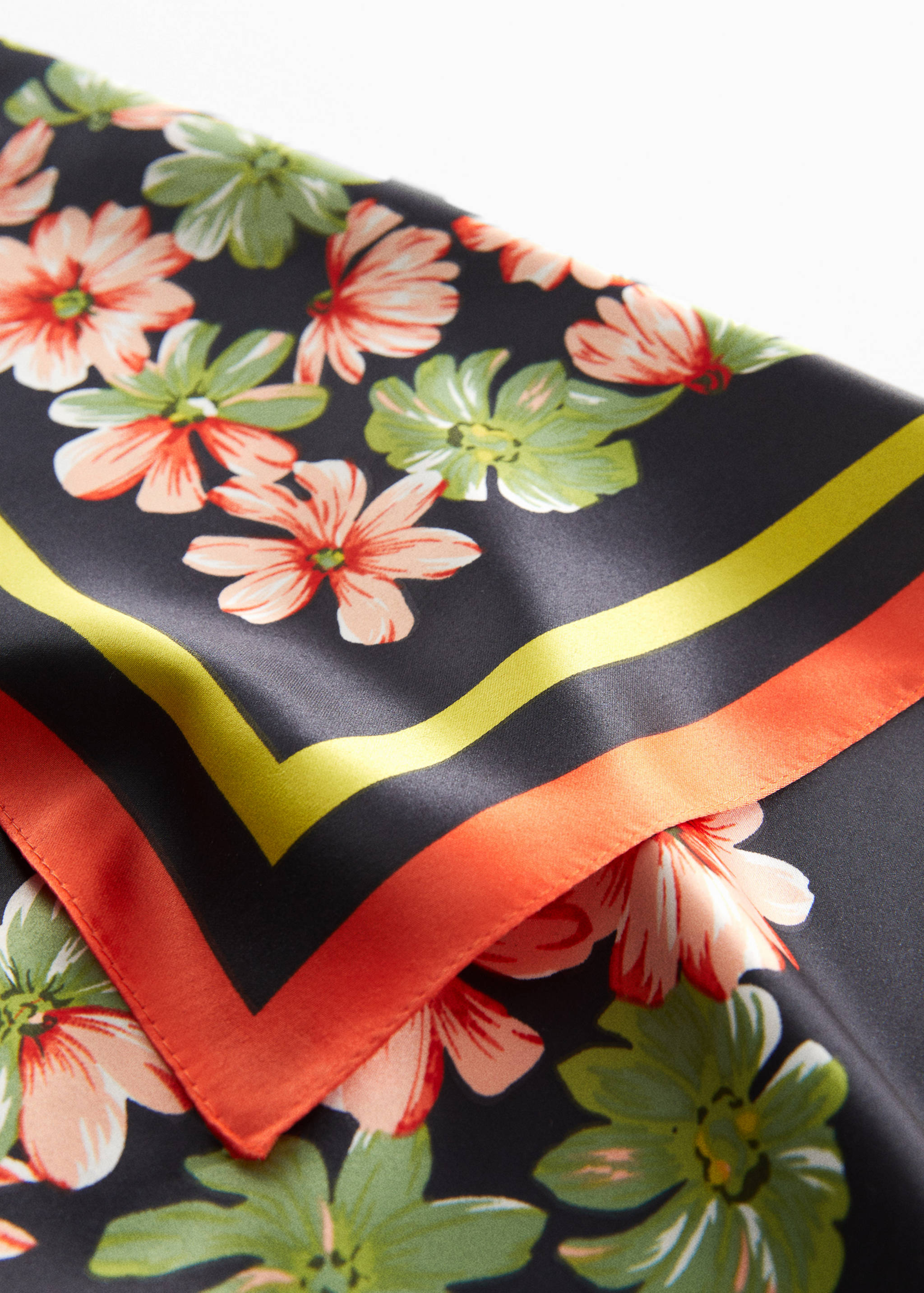 Foulard à fleurs - Plan moyen
