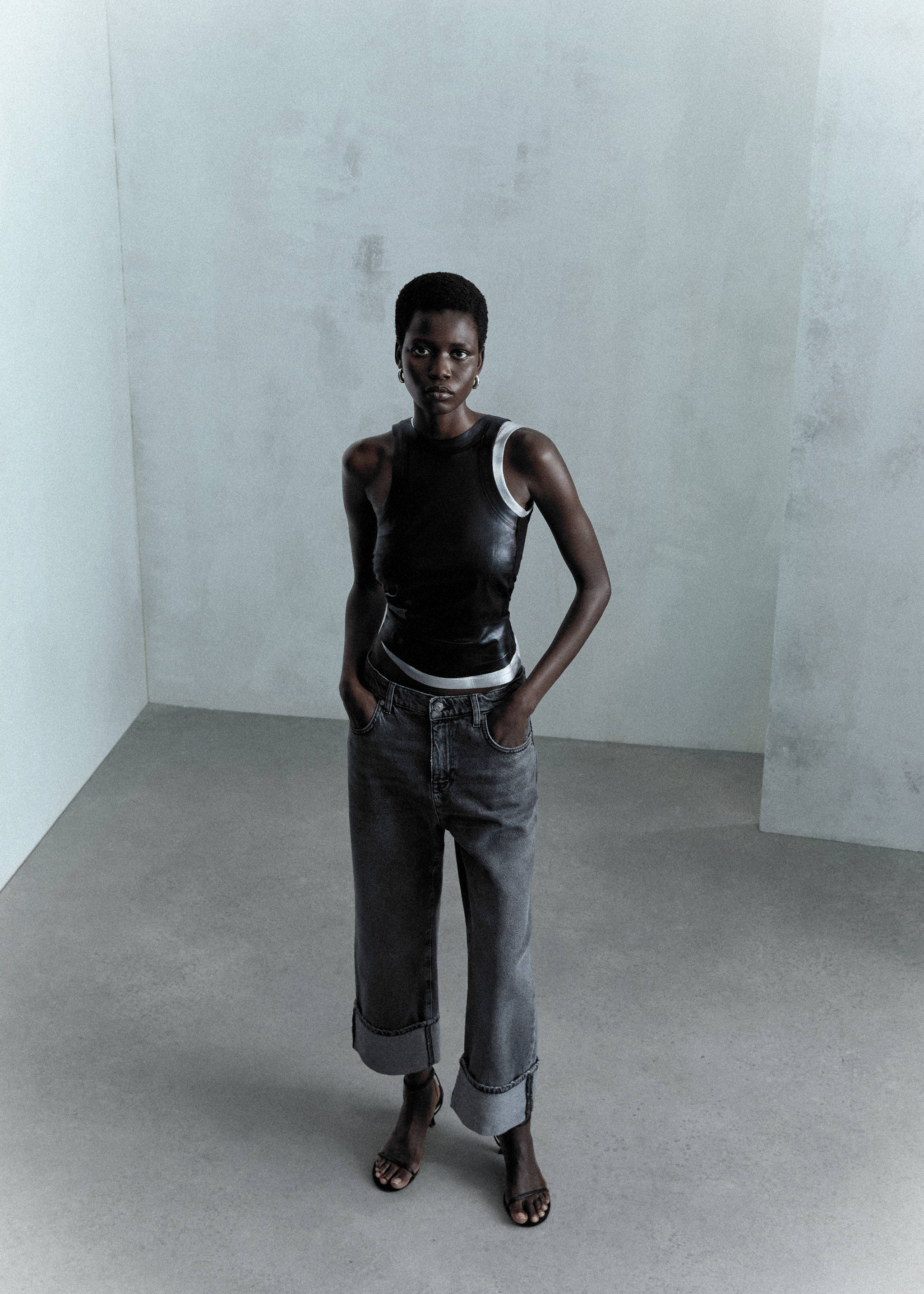 Wide leg jeans with turned-up hem - Details of the article 7