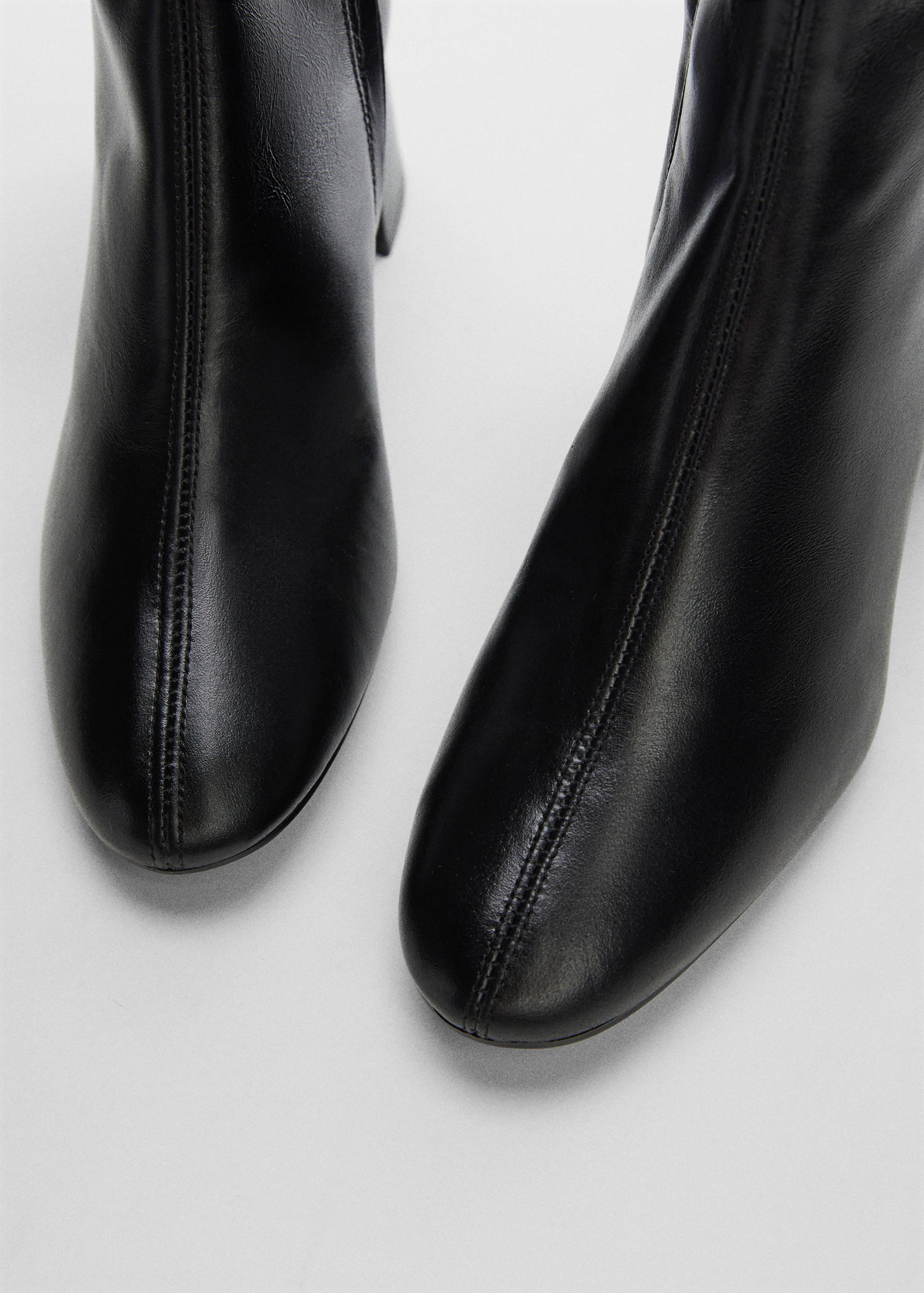 Leather heeled boots - Details of the article 1