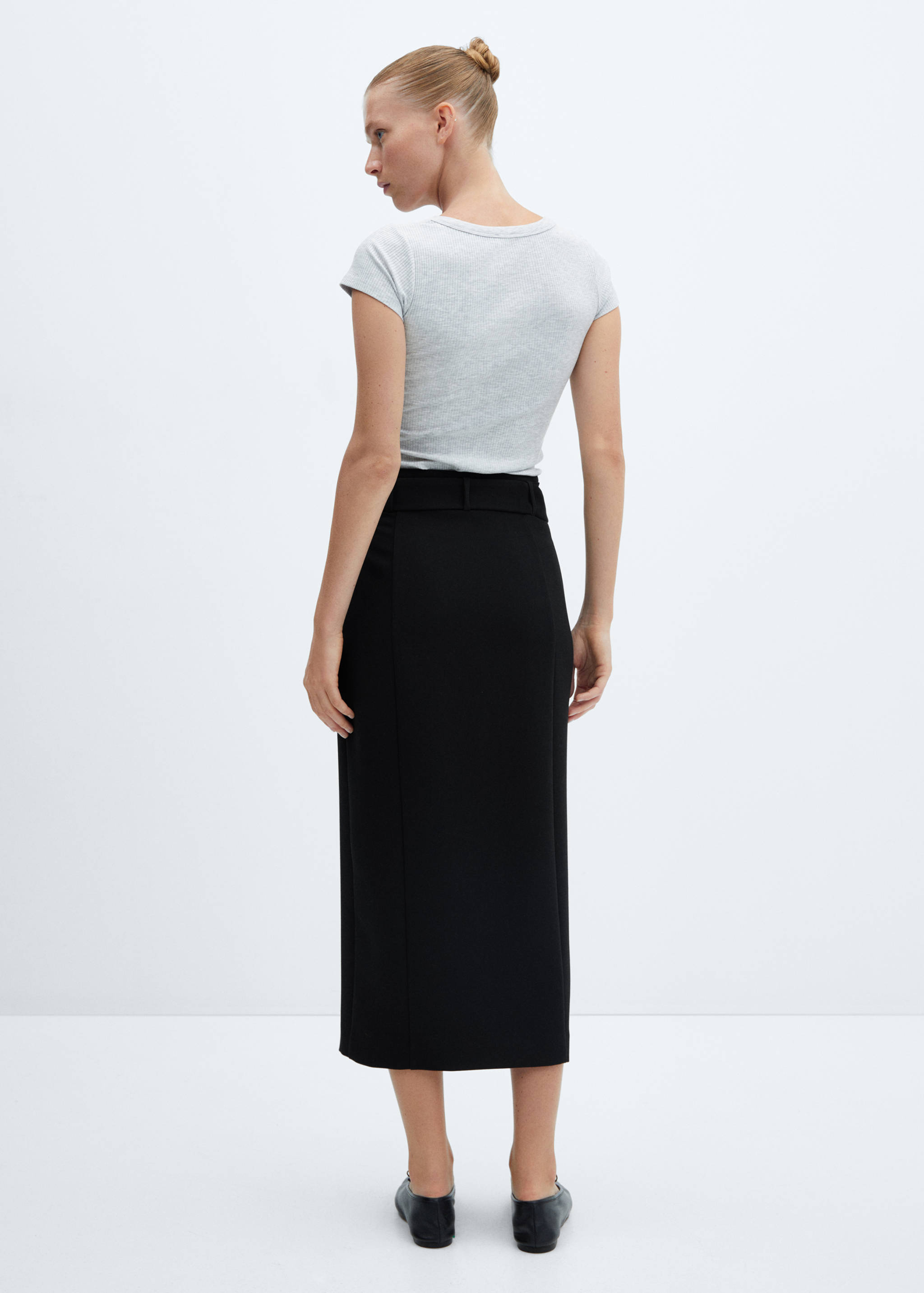 Skirt with slit and belt - Reverse of the article