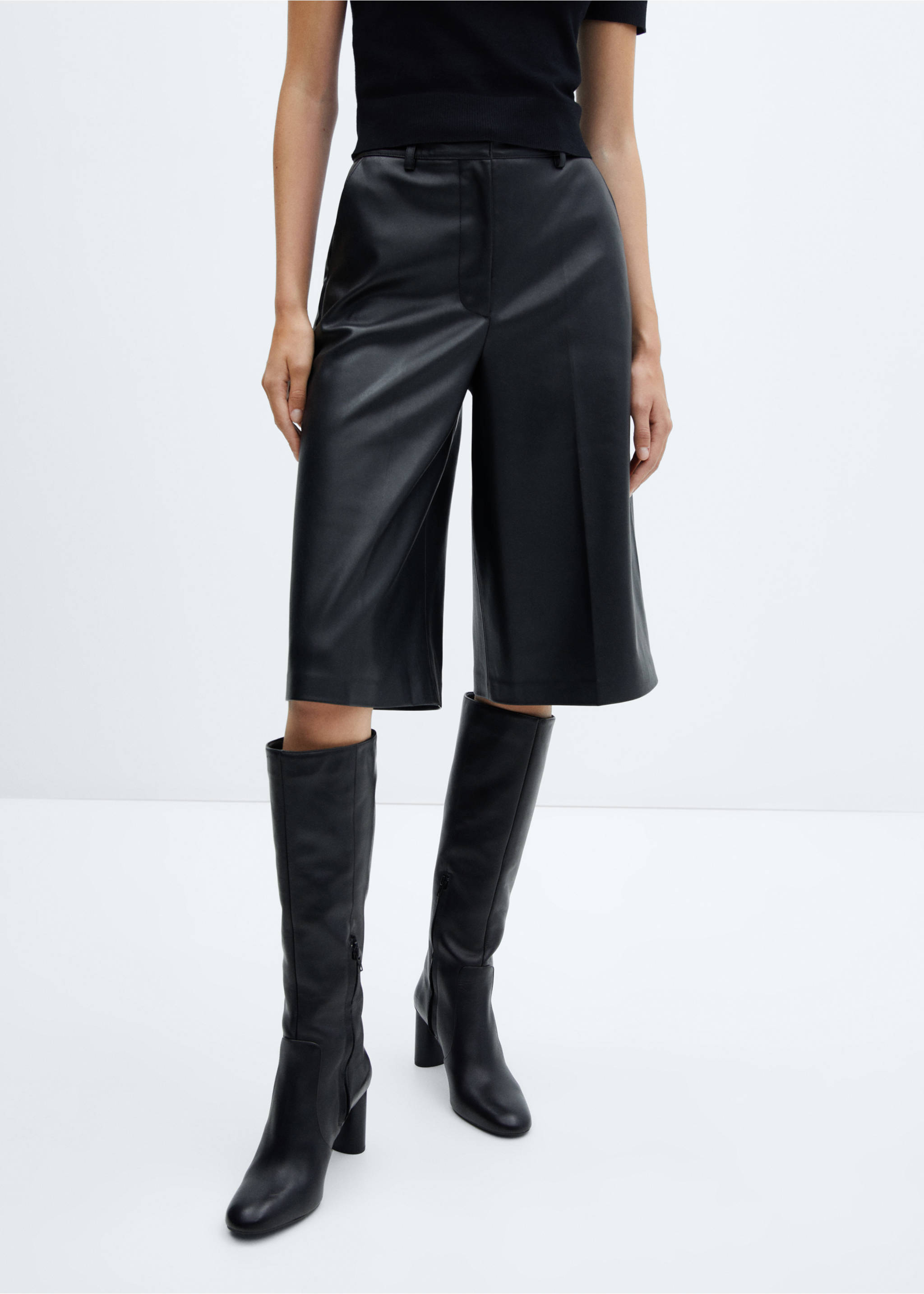 Faux-leather Bermuda shorts - Medium plane, Black. Ref: 57075967-00.
