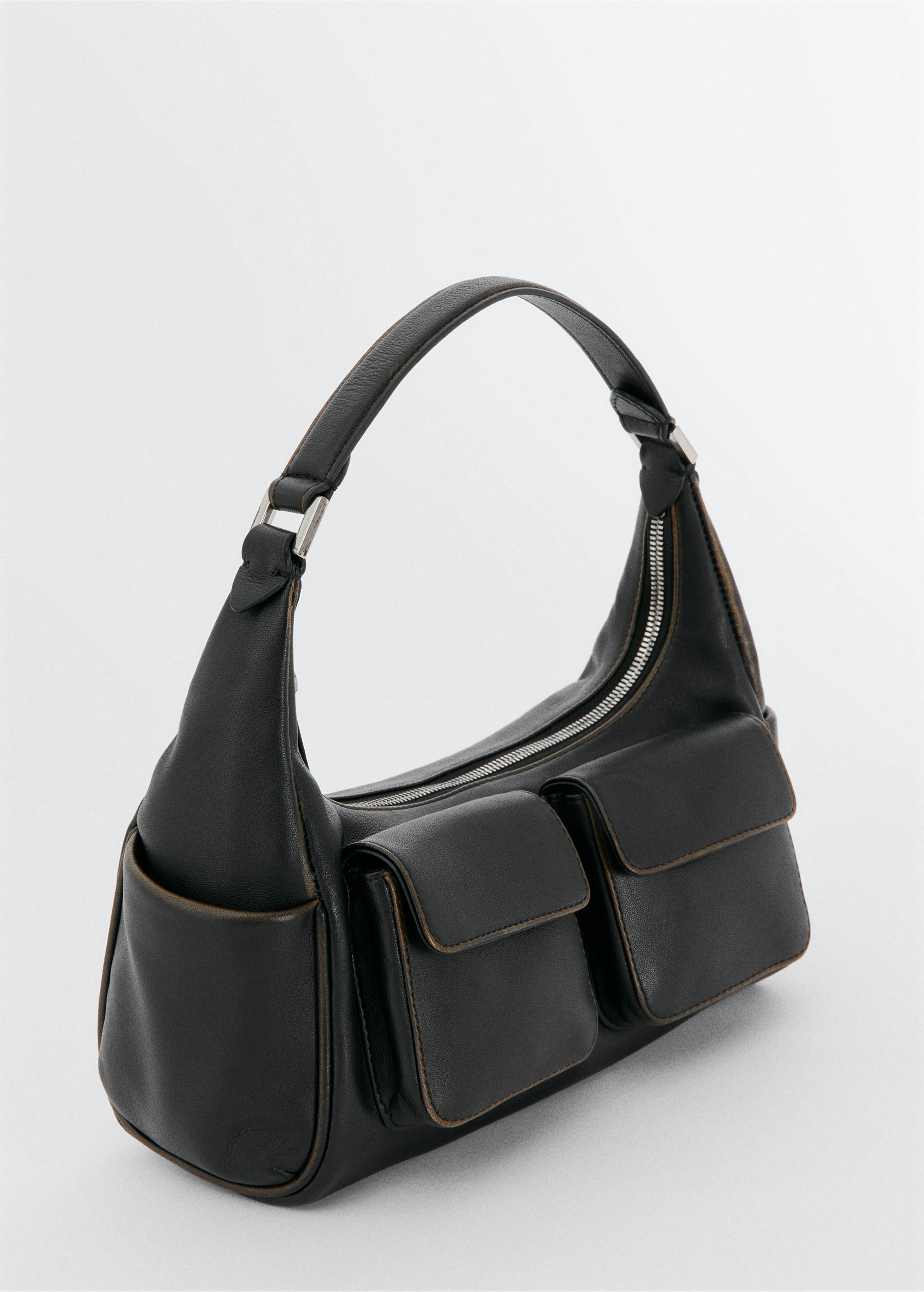 Сумка с карманами и клапаном - Средний план