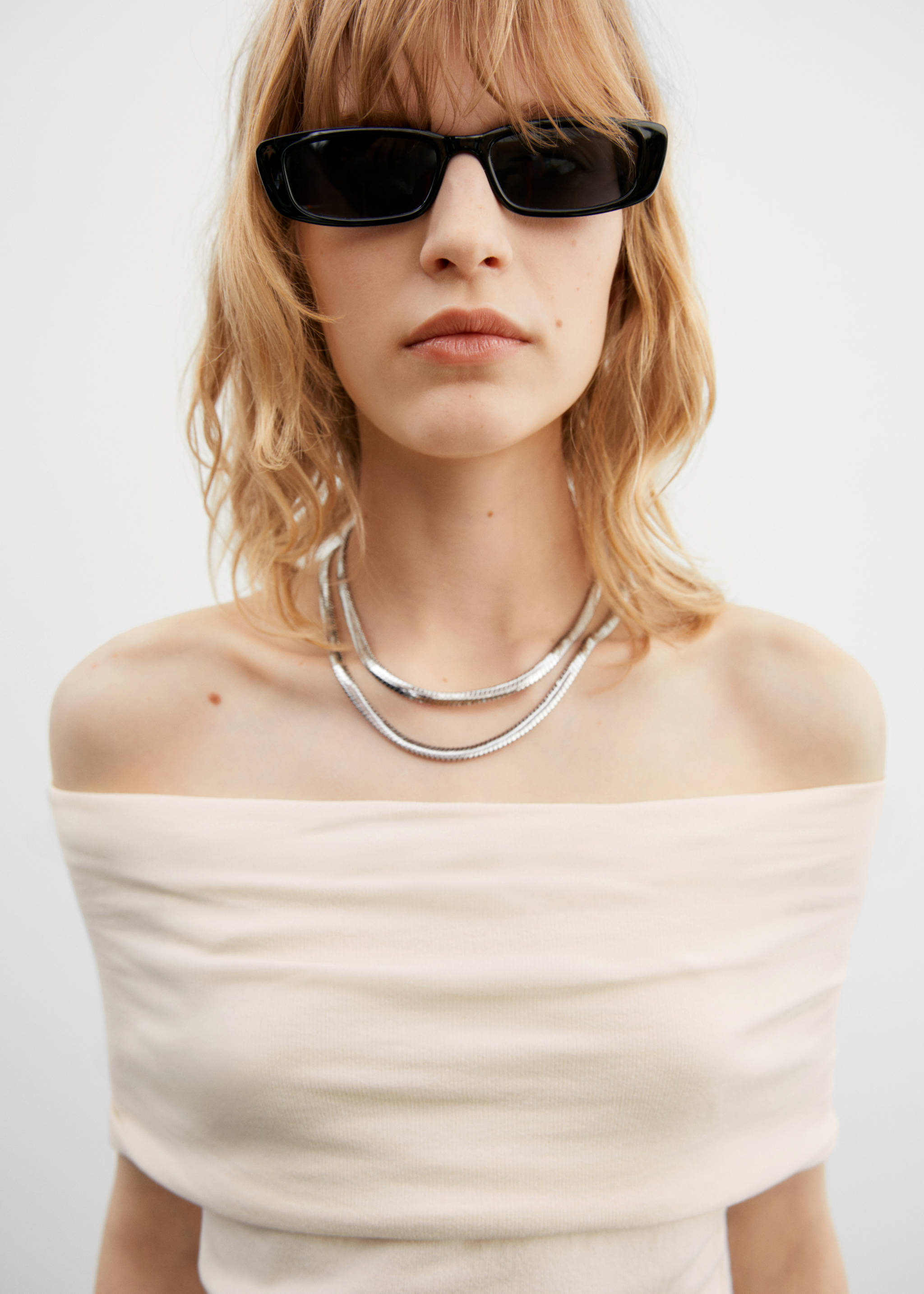 Robe drapée épaules dénudées - Plan moyen