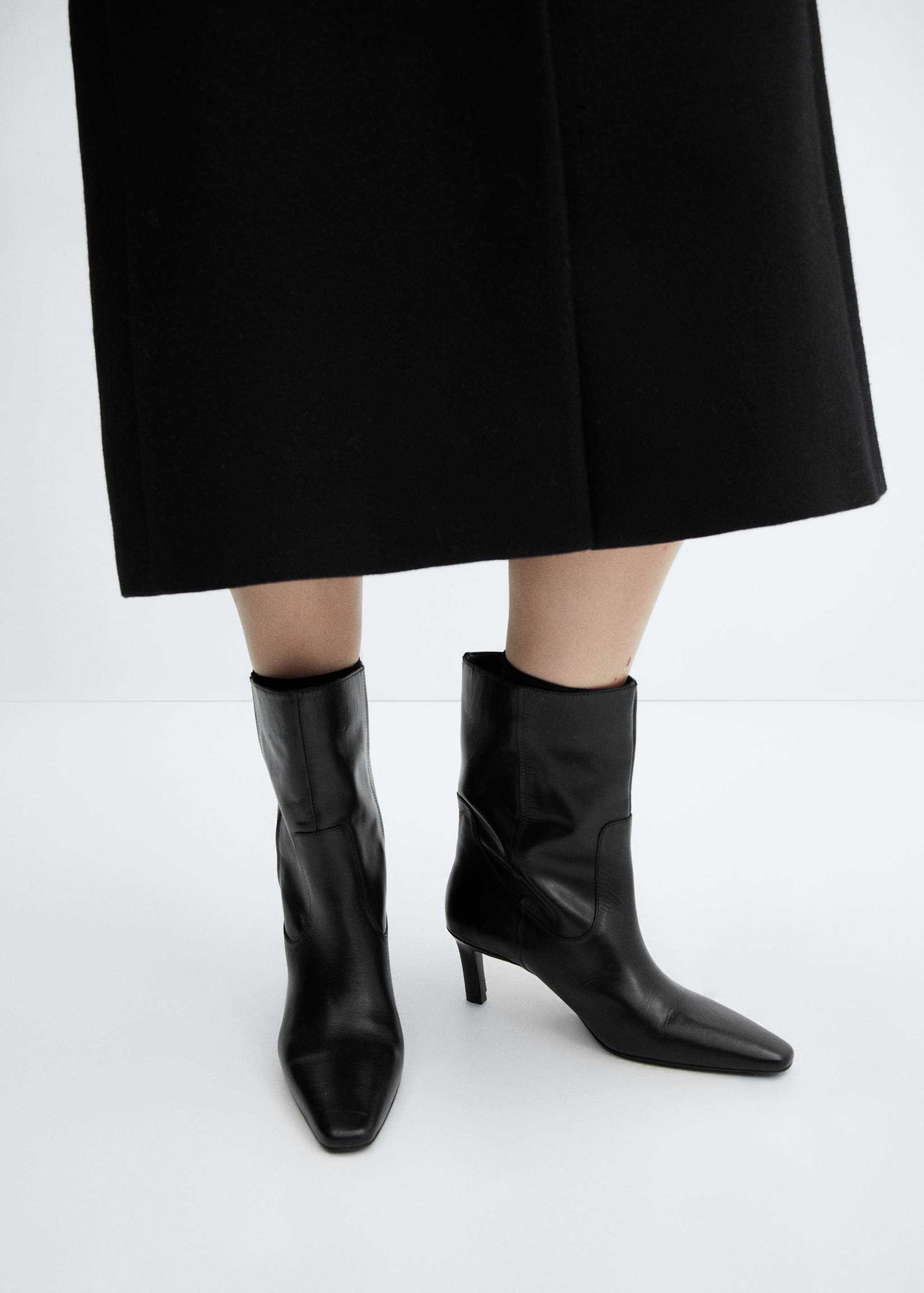 Leather boots with kitten heels - Details of the article 9