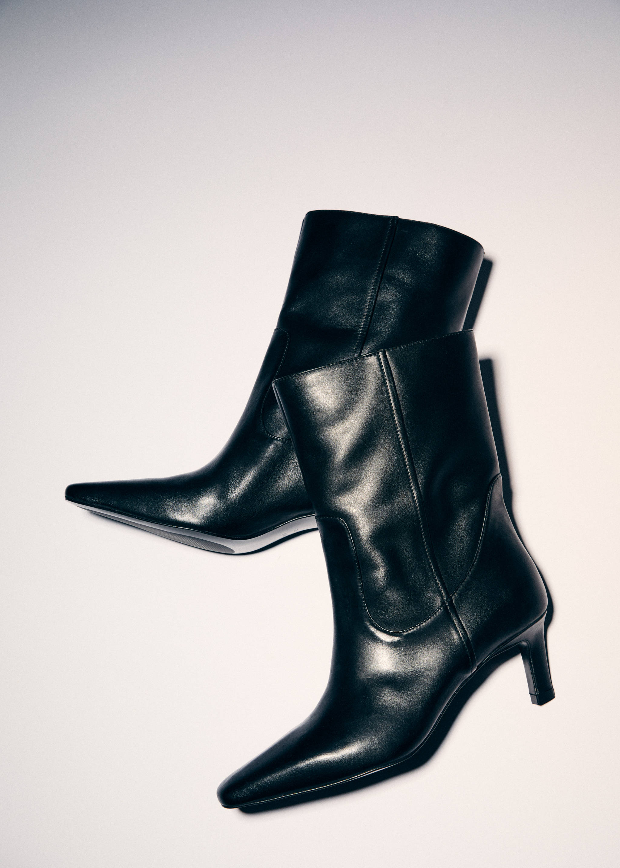 Leather boots with kitten heels - Details of the article 6