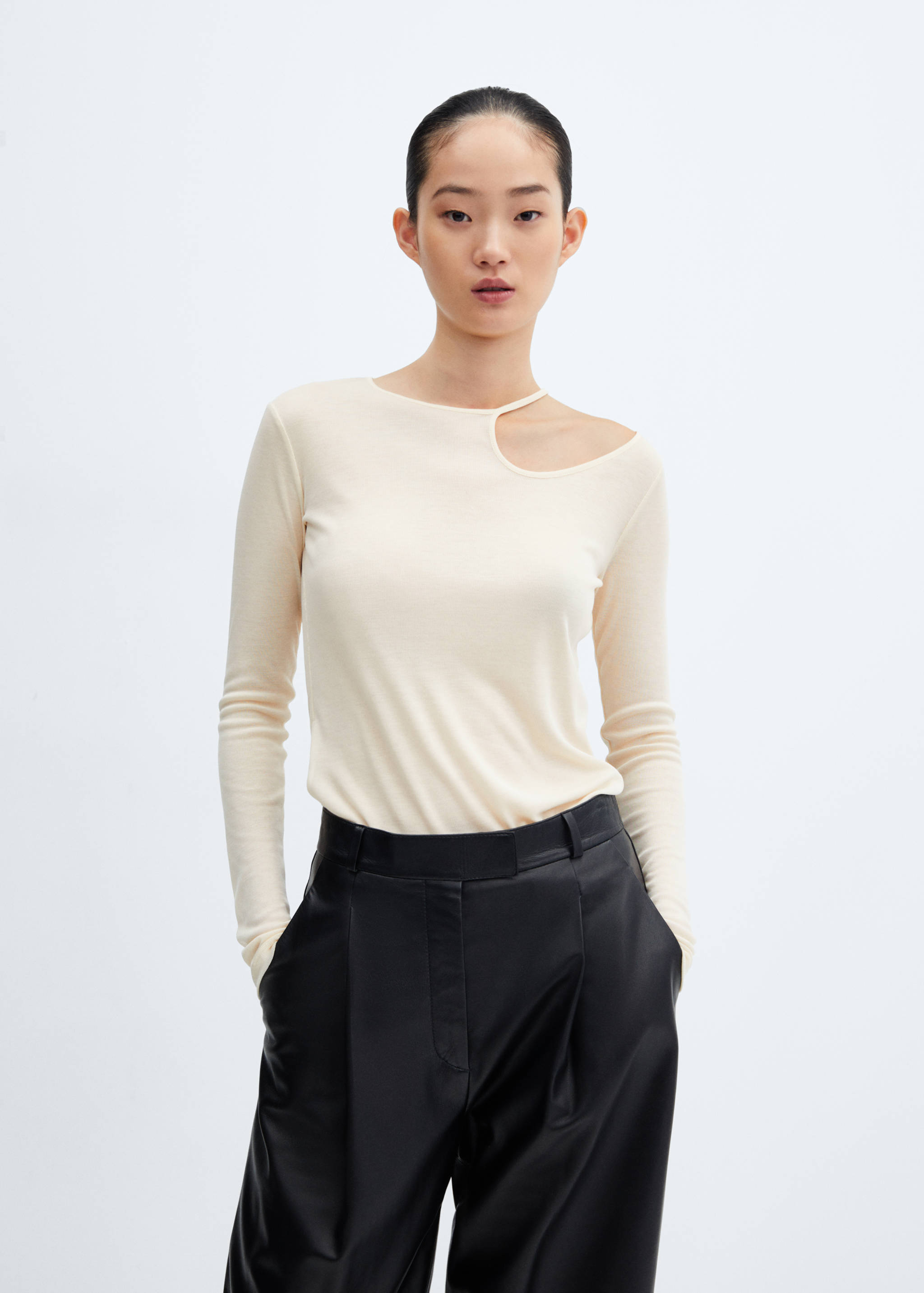 Лонгслив из лиоцелла с открытым плечом - Средний план