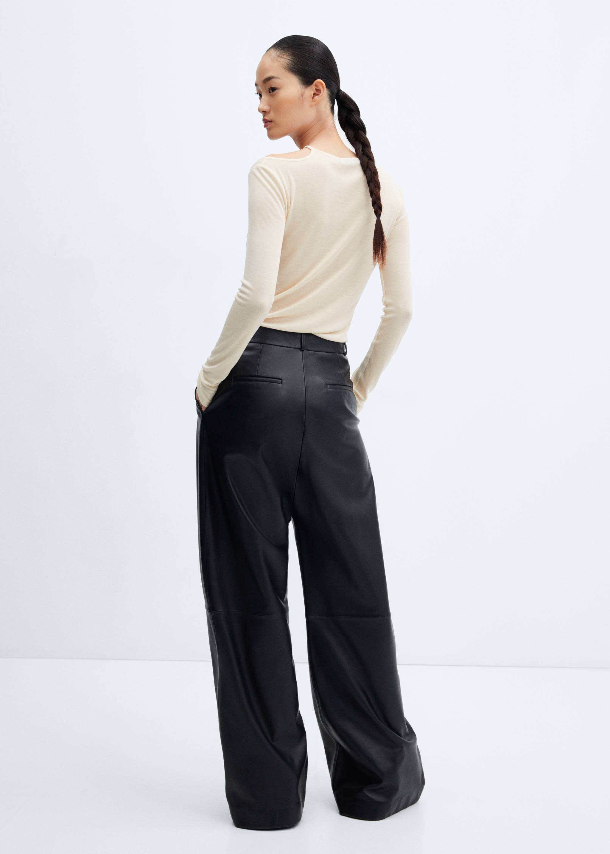 Лонгслив из лиоцелла с открытым плечом - Обратная сторона изделия