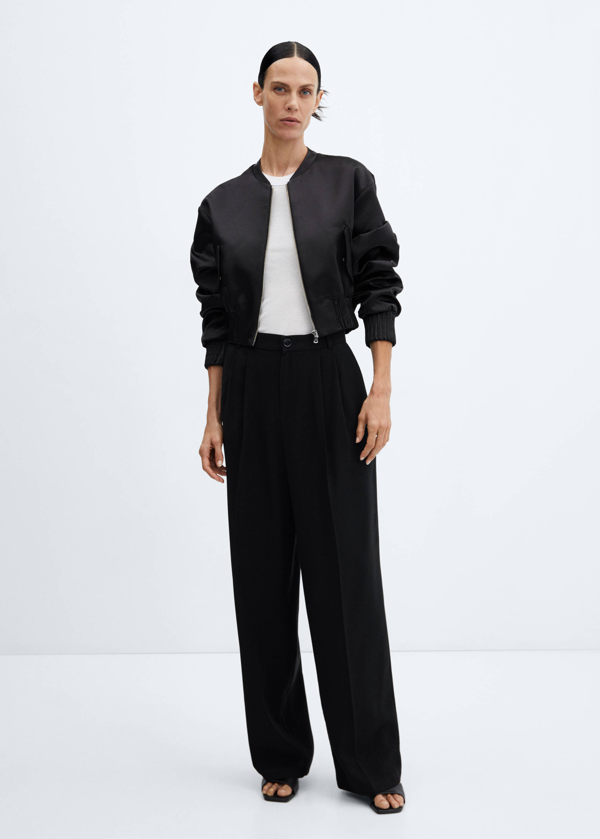 Укороченный атласный бомбер - Общий план