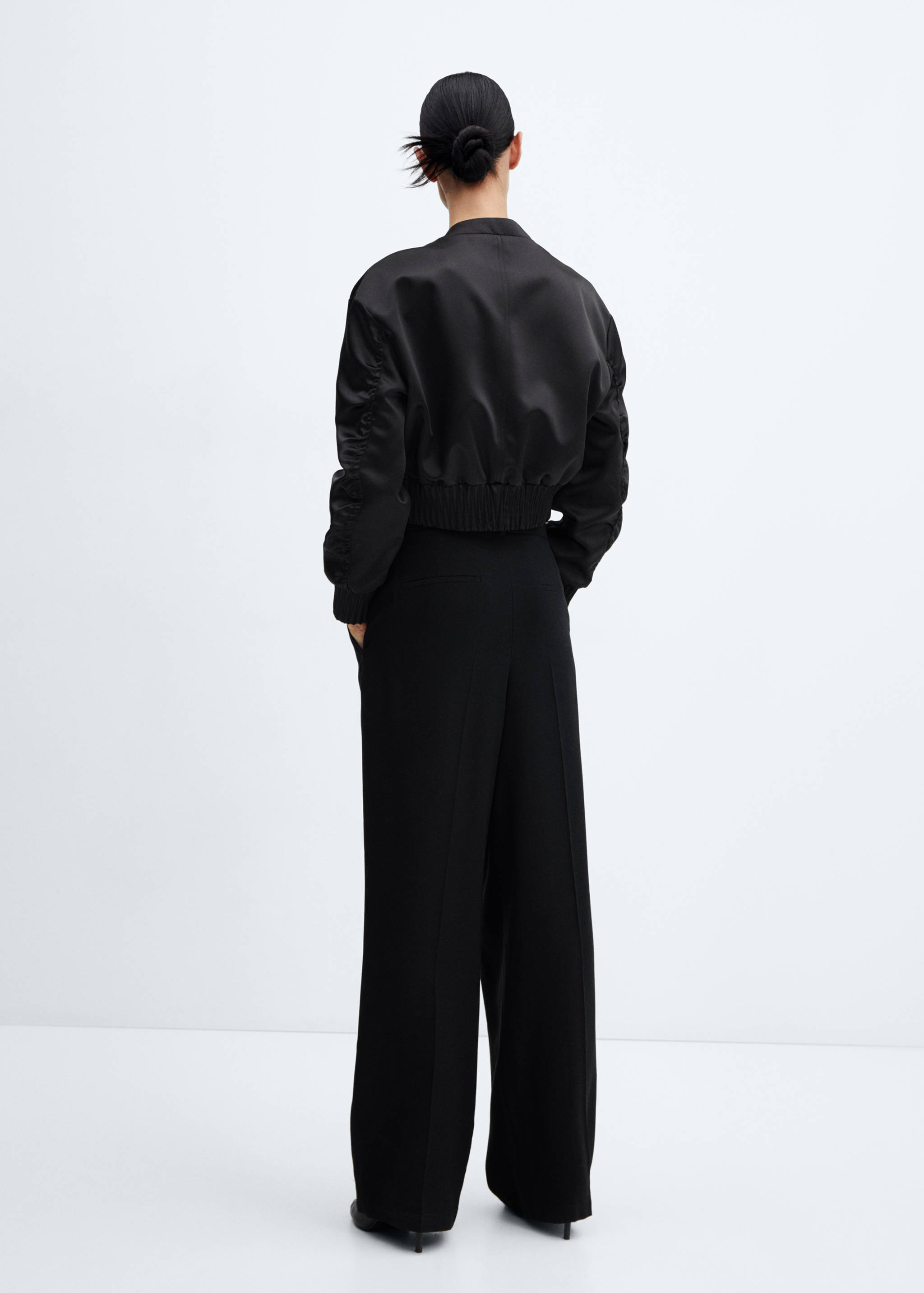 Укороченный атласный бомбер - Обратная сторона изделия