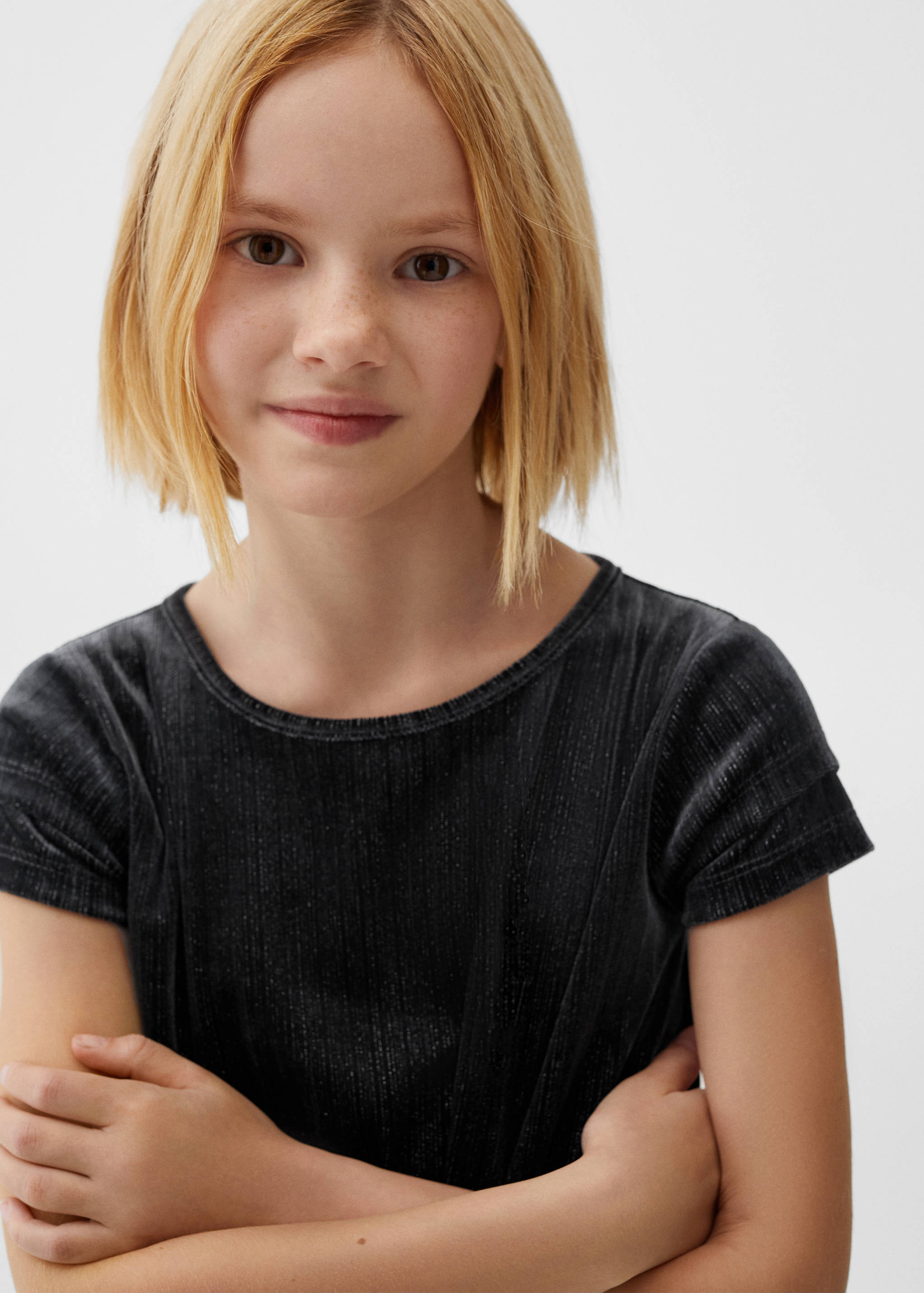 Длинный блестящий комбинезон - Средний план