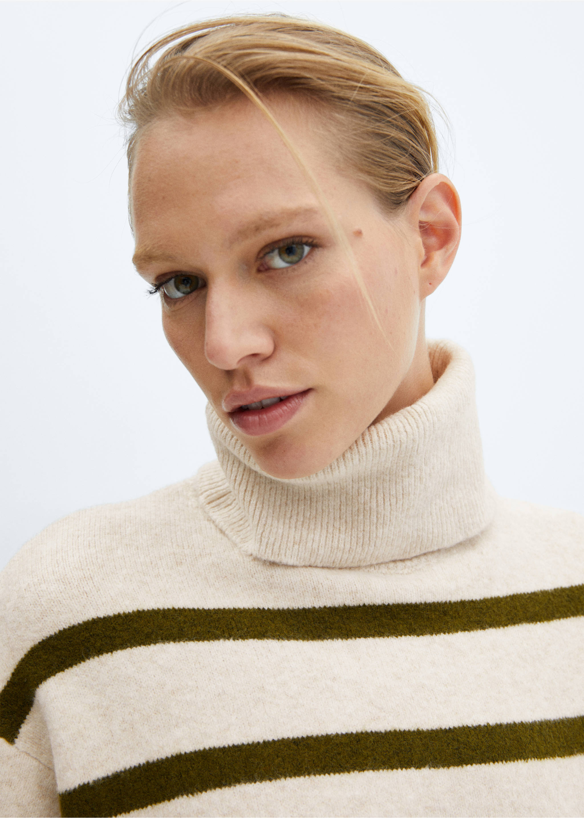 Knitted turtleneck dress - Details of the article 1, Khaki. Ref: 57079101-00.