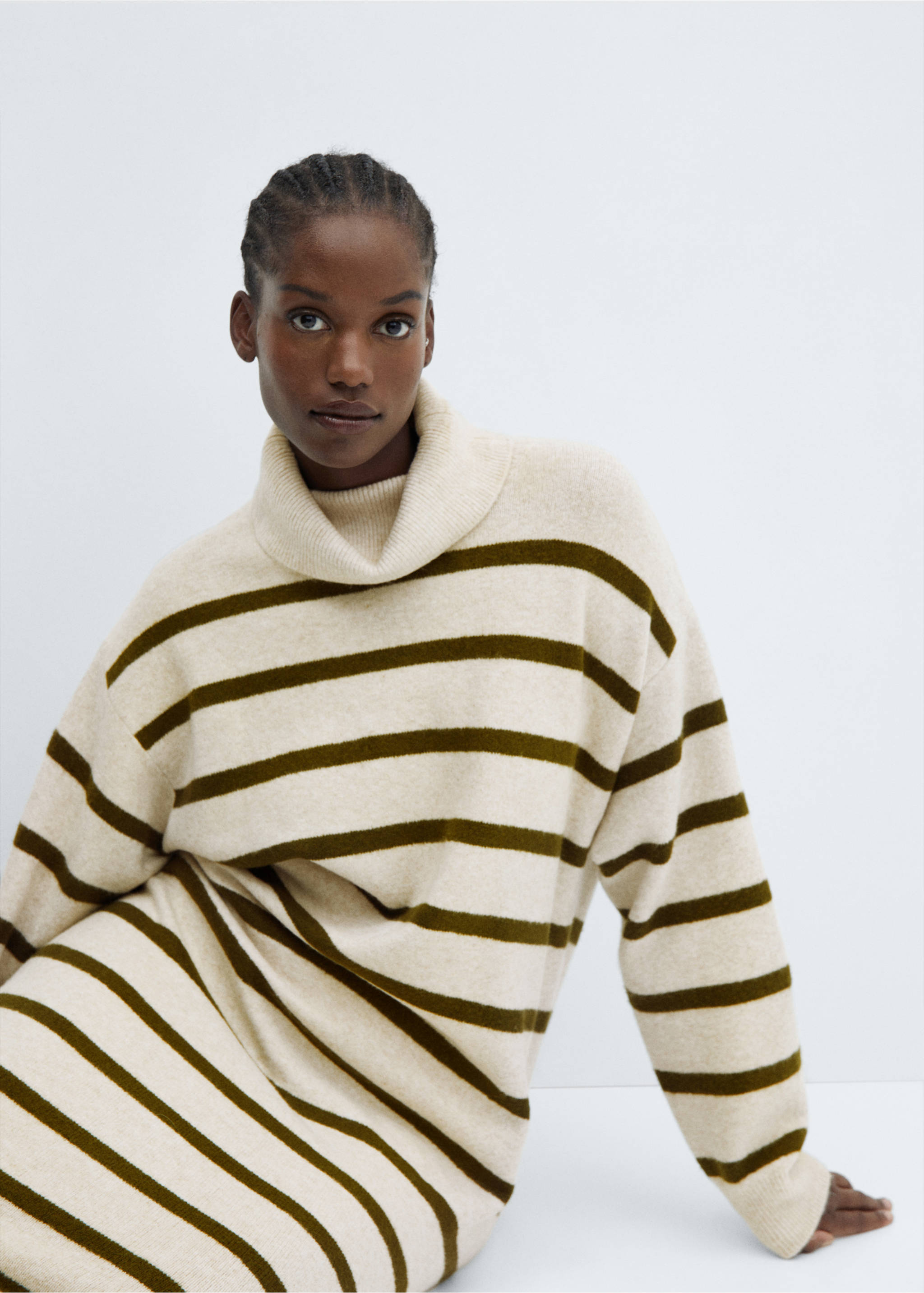 Knitted turtleneck dress - Details of the article 4, Khaki. Ref: 57079101-00.